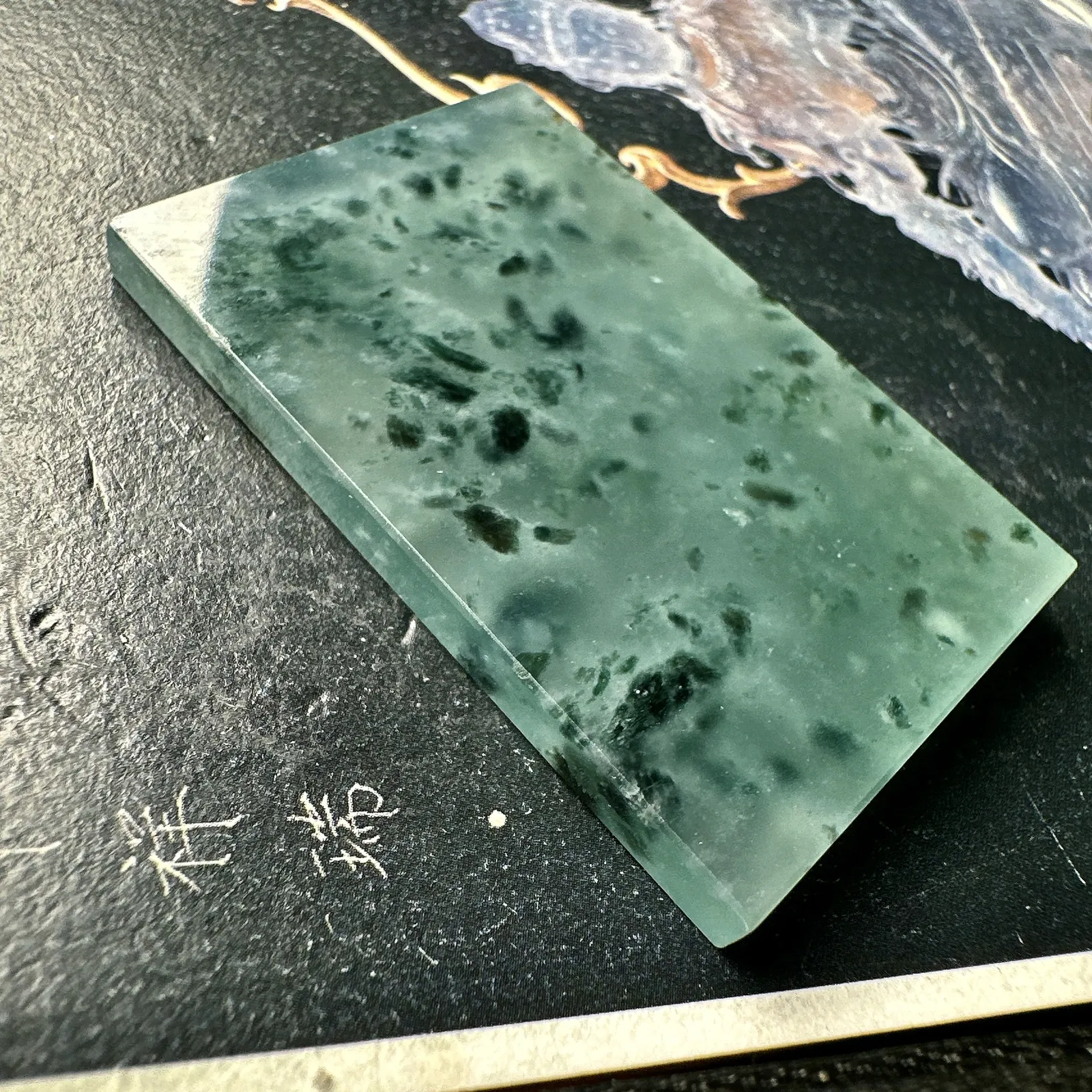 【冰种飘花无事牌】质地细腻，冰度很足，种相当老，通透纯净，起光，意境感强烈