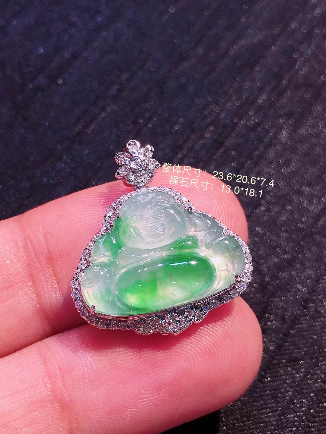 飘绿佛公吊坠，色泽艳丽，玉质细腻，荧光感超
强，饱满圆润，气质满满。18k
金豪华镶嵌