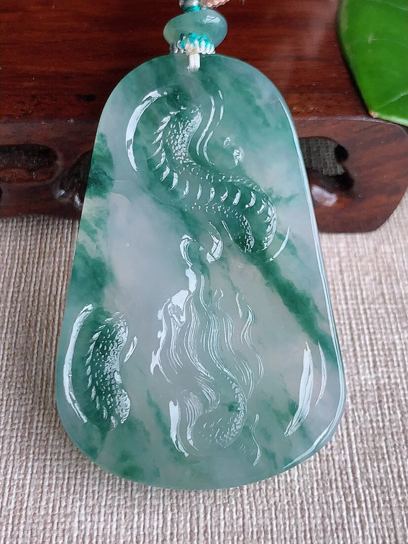 a货翡翠老坑冰种飘花龙牌吊坠  尺寸59.7×38×8.4mm 重量42.88g 0614