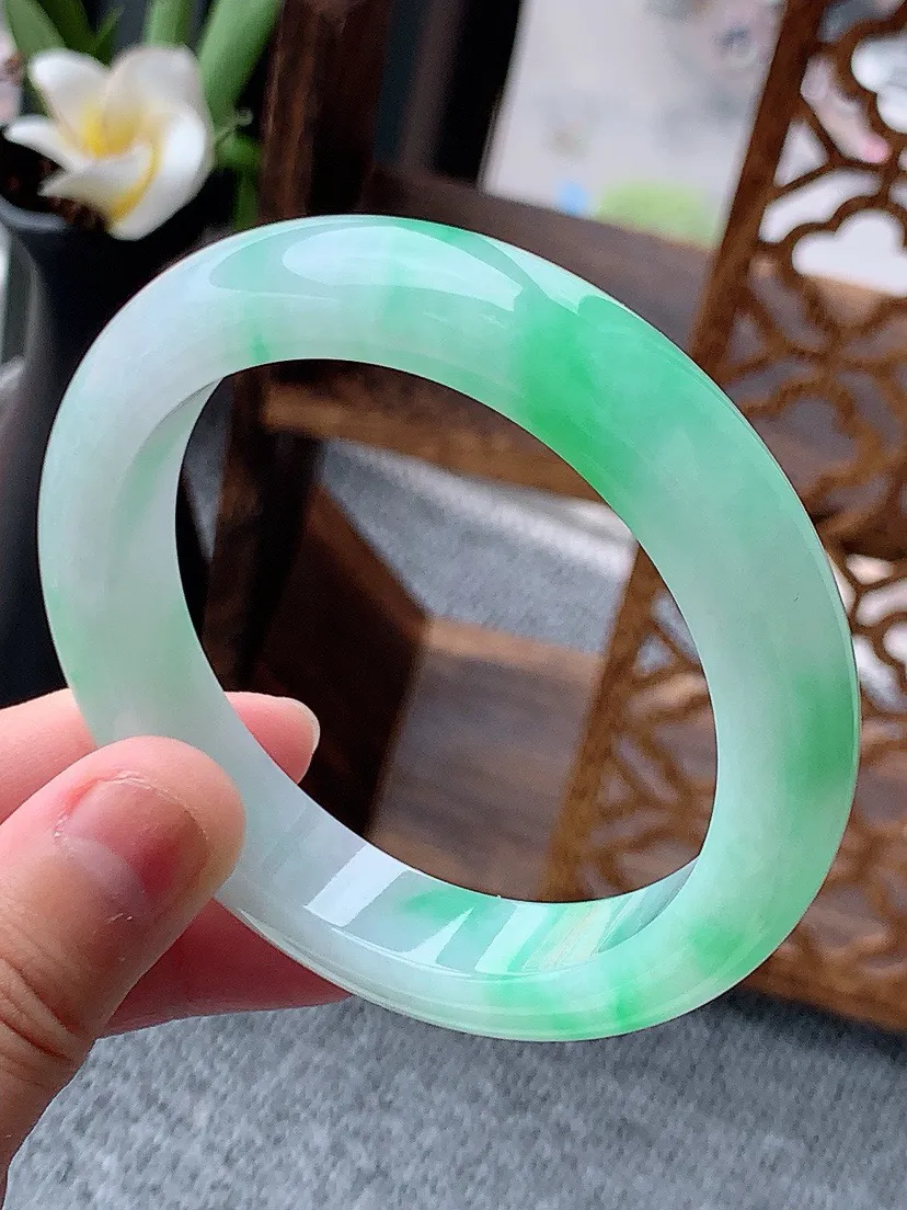 a货翡翠老坑飘绿正装正圈手镯56-57圈口 尺寸56.5×12×8.8mm 重量65.16g 061