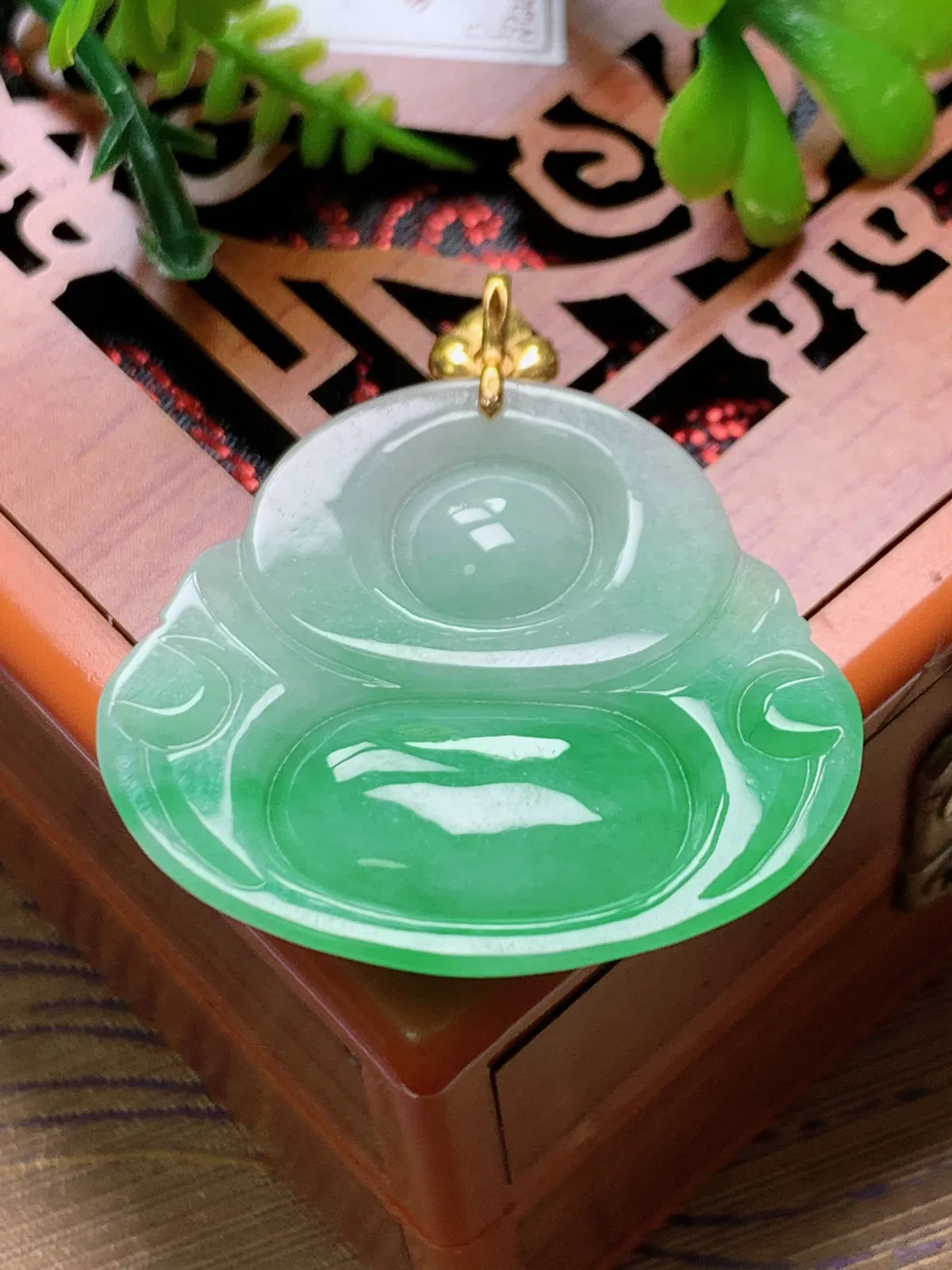 精品推荐，缅甸天然A货翡翠，18K金扣镶嵌飘绿佛公吊坠，种水好，颜色鲜艳，玉质水润细腻，工艺精湛，佩戴效果更佳。