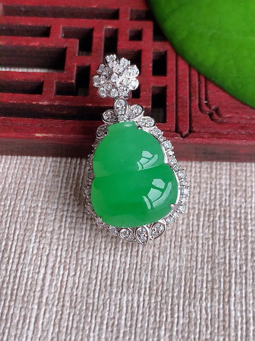 a货翡翠老坑冰种18K金伴钻镶嵌阳绿葫芦吊坠 尺寸29.8×16×12.2裸石15.2×12.8mm 重量6.12g 0614