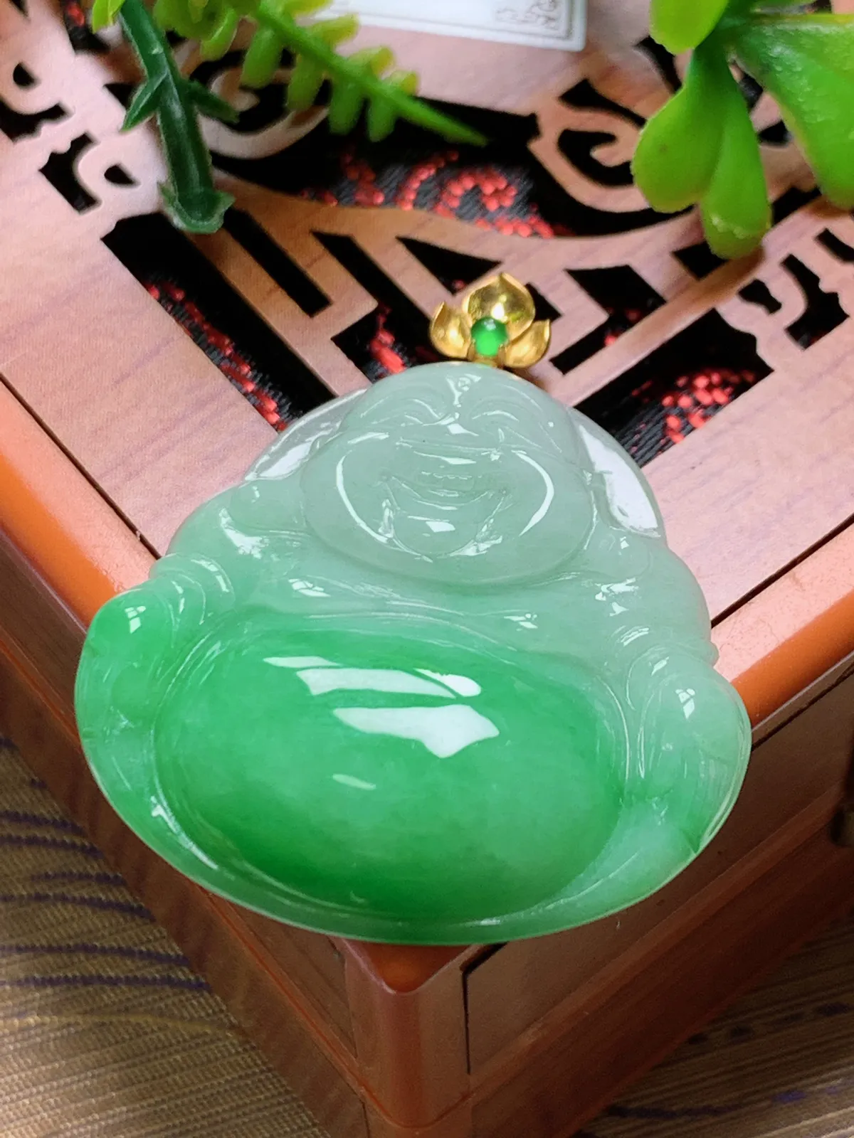 精品推荐，缅甸天然A货翡翠，18K金扣镶嵌飘绿佛公吊坠，种水好，颜色鲜艳，玉质水润细腻，工艺精湛，佩戴效果更佳。