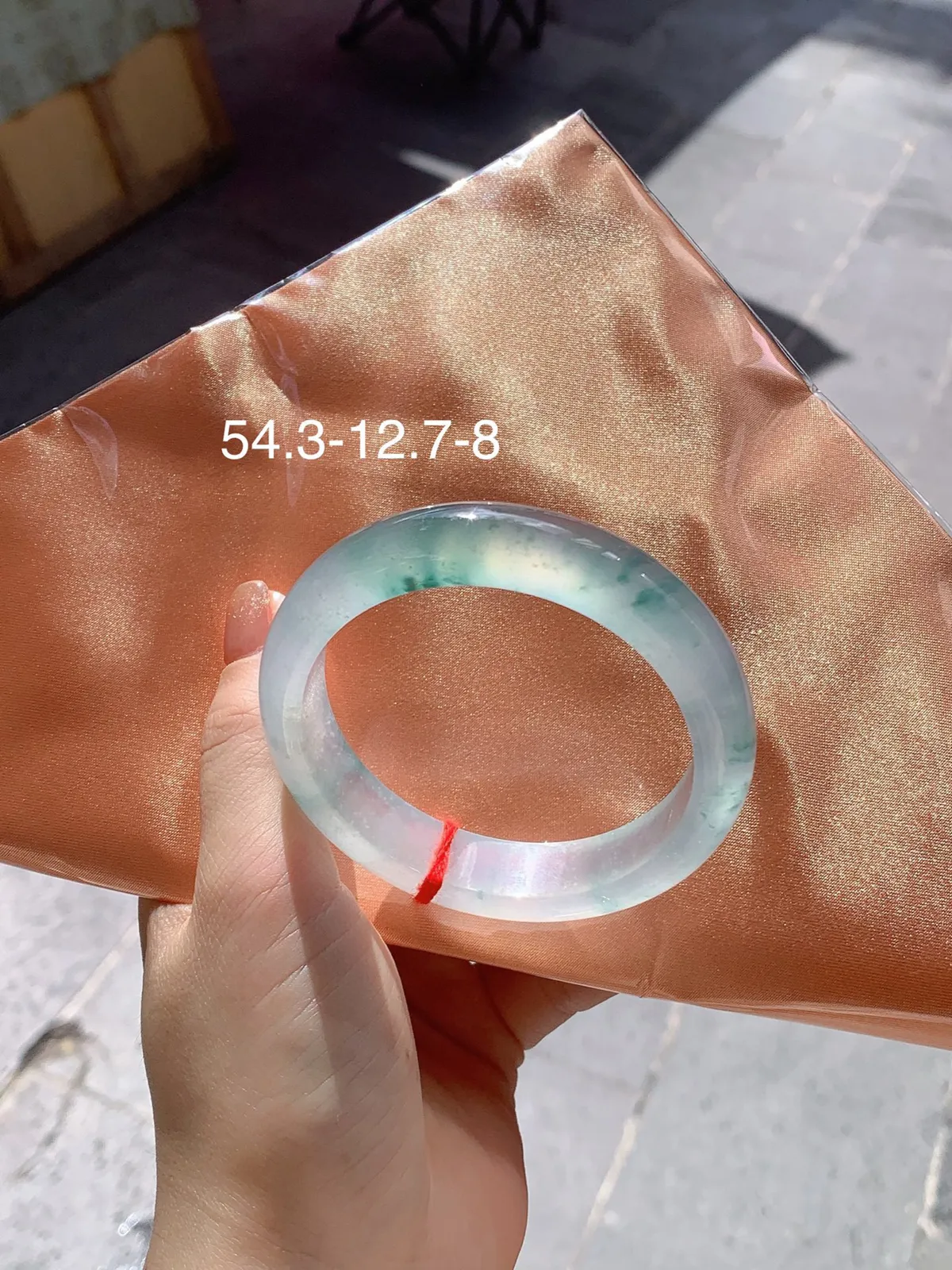 冰种飘花手镯
尺寸：54.3-12.7-8mm
冰味十足～飘花点缀实物漂亮很多
