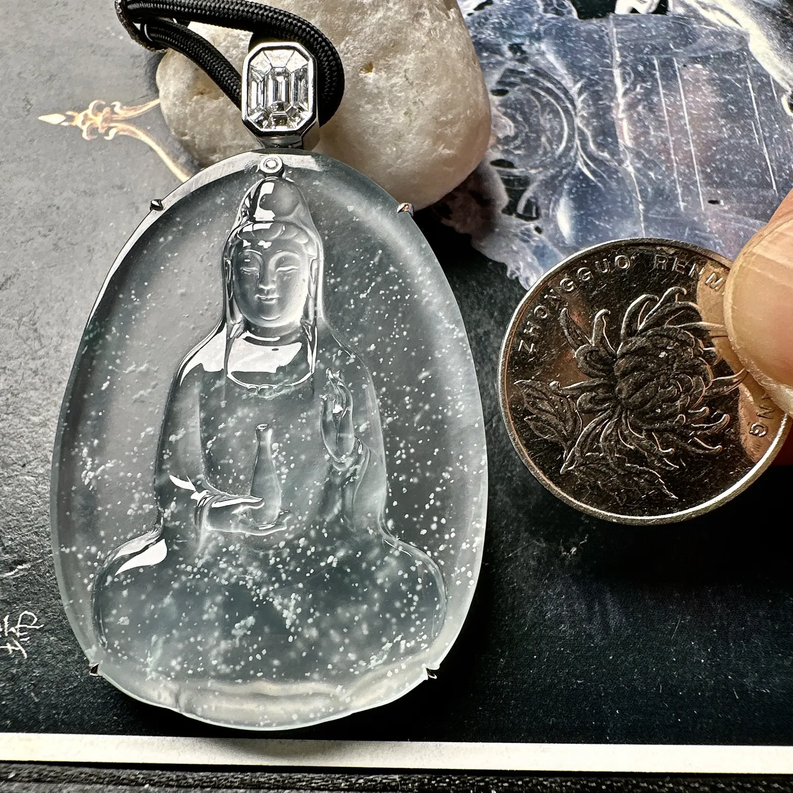 【玻璃种素衣观音】老坑木那雪花棉，质地细腻，通透度上佳，冰感十足，适合佩戴。18k金钻镶嵌，裸石尺寸51.4*38.9*5.2毫米