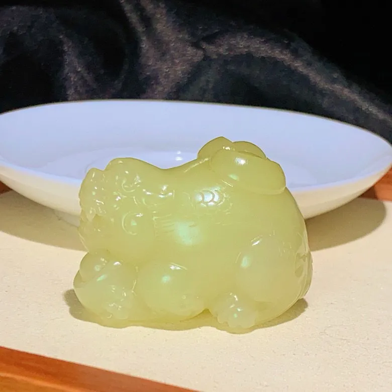 新疆若羌黄口料招财进宝貔貅挂件。尺寸46.8/33.0/31.9重71.5克。玉质细腻油润 脂粉好，品质好lt250613