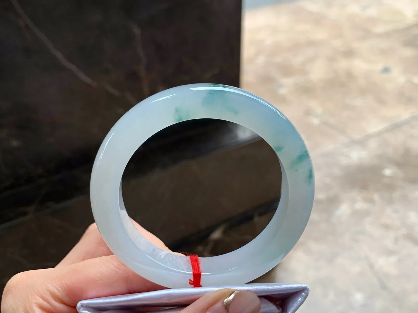 冰飘花手镯
水润54.3/10.8/9.5mm