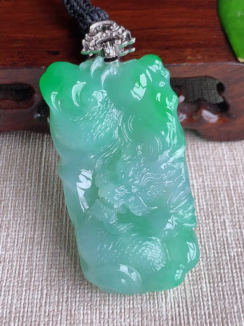a货翡翠老坑冰种18K金镶嵌飘绿龙牌吊坠 尺寸51×27.4×11mm 重量38.80g 0614