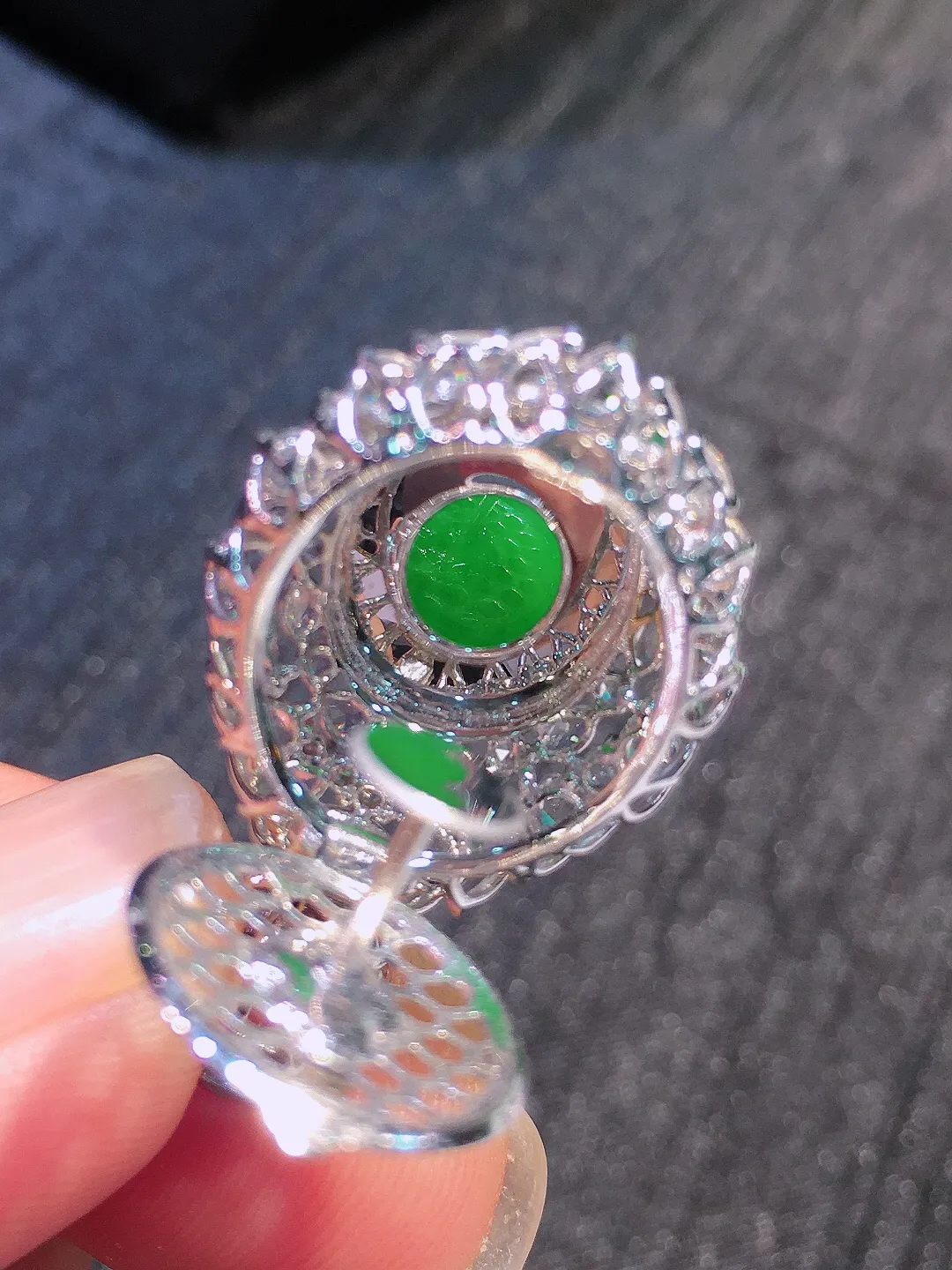 阳绿蛋面吊坠，色泽均匀艳丽，玉质细腻，荧光感超
强，饱满圆润，气质满满。18k
金豪华镶嵌