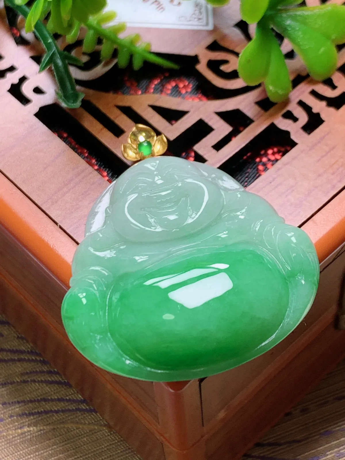 精品推荐，缅甸天然A货翡翠，18K金扣镶嵌飘绿佛公吊坠，种水好，颜色鲜艳，玉质水润细腻，工艺精湛，佩