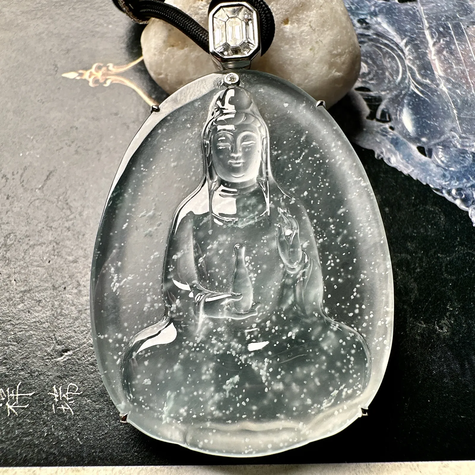 【玻璃种素衣观音】老坑木那雪花棉，质地细腻，通透度上佳，冰感十足，适合佩戴。18k金钻镶嵌，裸石尺寸