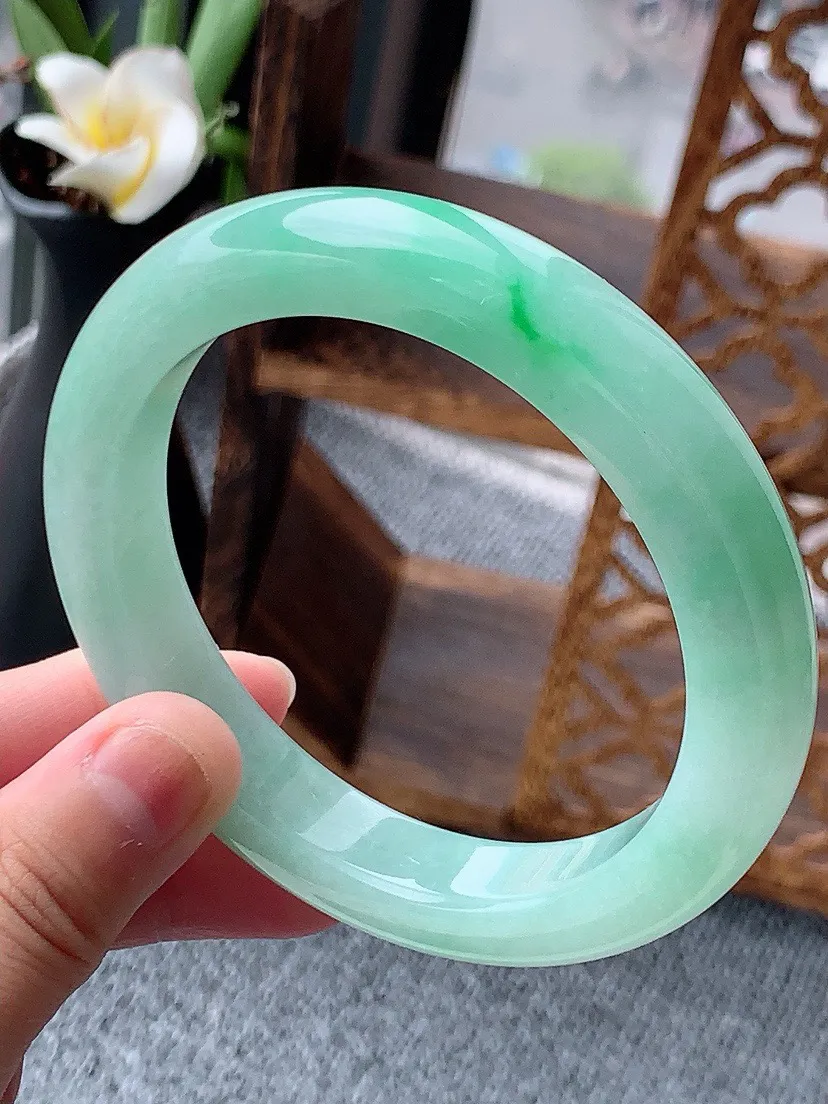 a货翡翠老坑飘绿厚装正装正圈手镯62-63大圈口 尺寸62.5×12×9.8mm 重量81.80g 