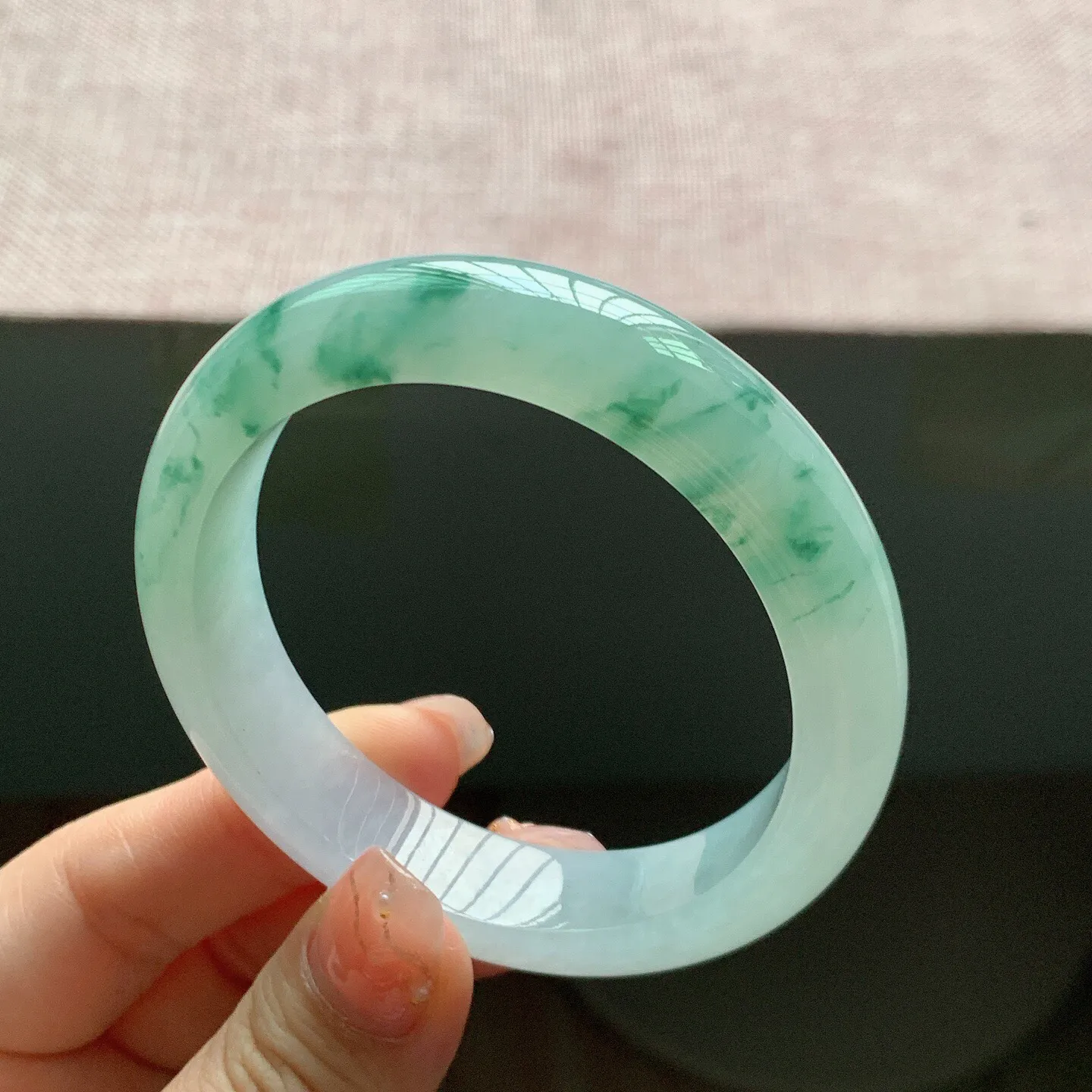 55-56圈口。自然光实拍，老坑冰胶飘绿花正圈翡翠手镯，尺寸:55.2-13-8.3mm，无纹裂，重量59.75