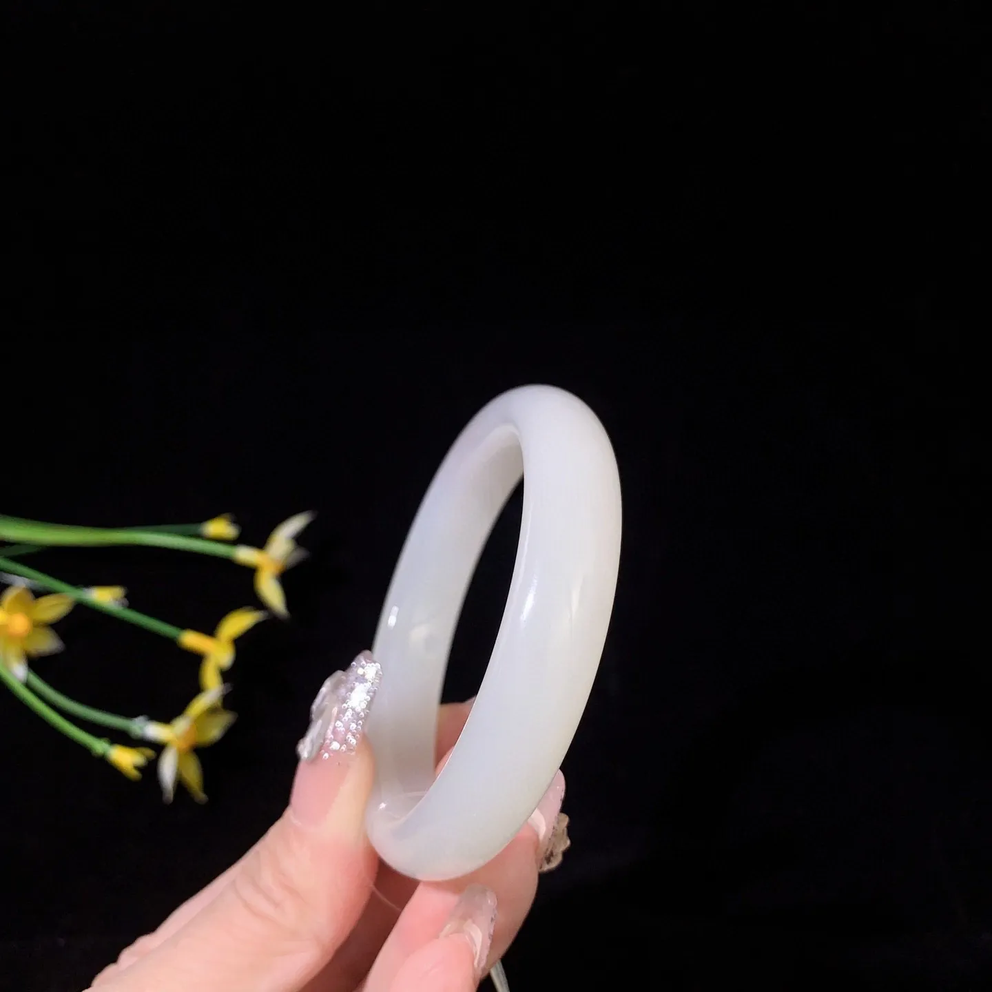 和田玉53.6圈口白玉手镯！枣红皮，圈口53.6宽12.5玉质细腻油润 底色纯净 无裂无杂 脂粉好，品质好！