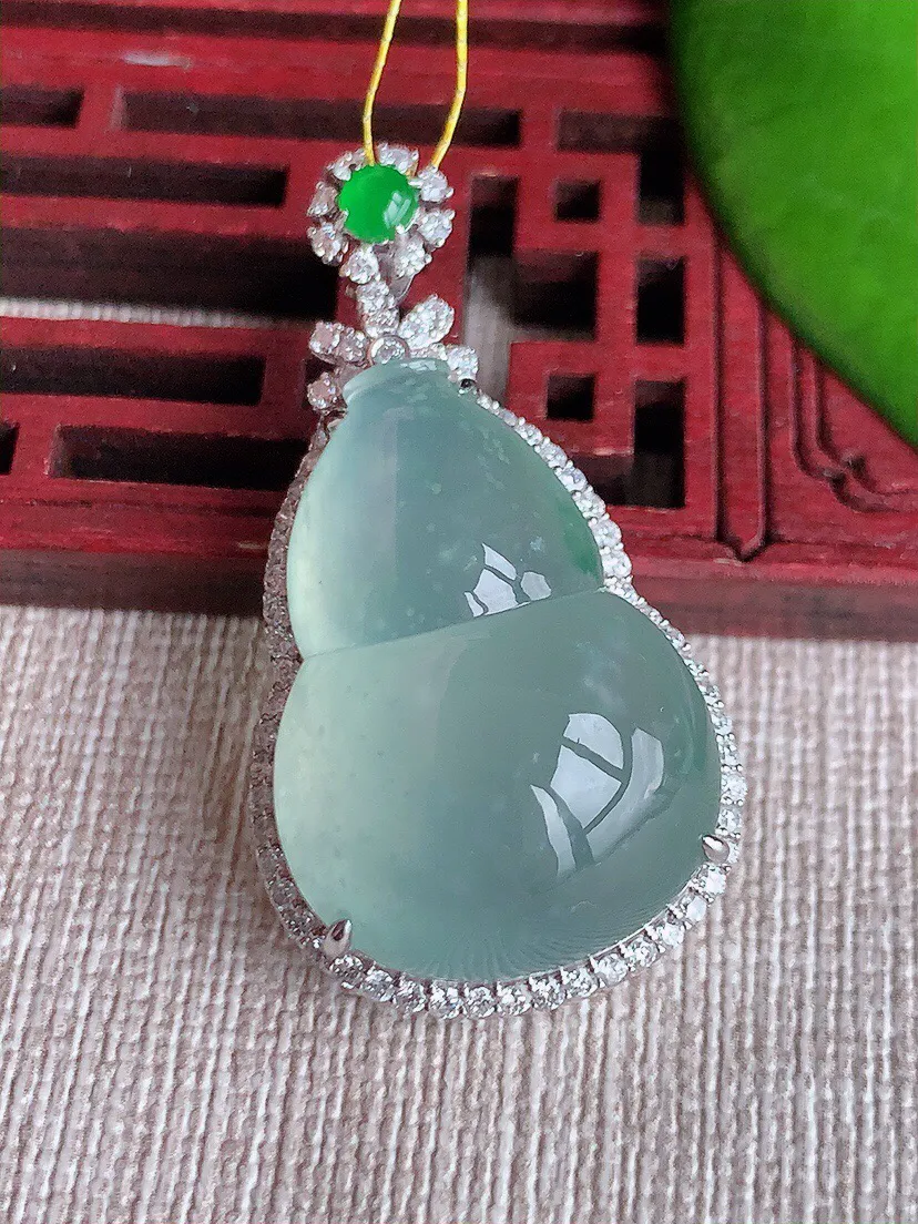 a货翡翠老坑冰种18K金伴钻镶嵌晴水飘花葫芦吊坠 尺寸40.8×21.6×13裸石27×19mm 重量11.96g 0614