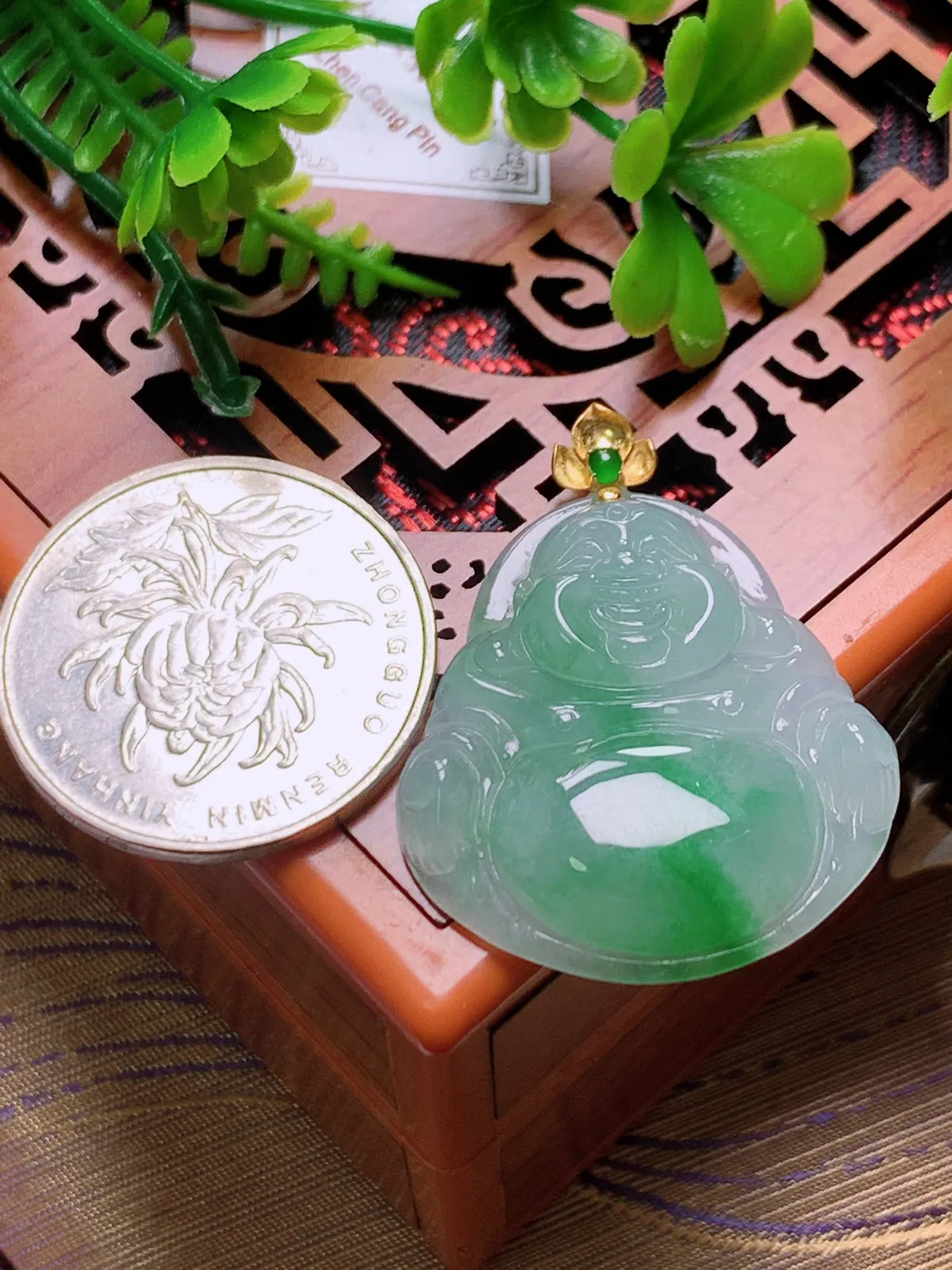 精品推荐，缅甸天然A货翡翠，18K金扣镶嵌冰种飘绿佛公吊坠，种水好，颜色鲜艳，玉质水润细腻，工艺精湛，佩戴效果更佳。