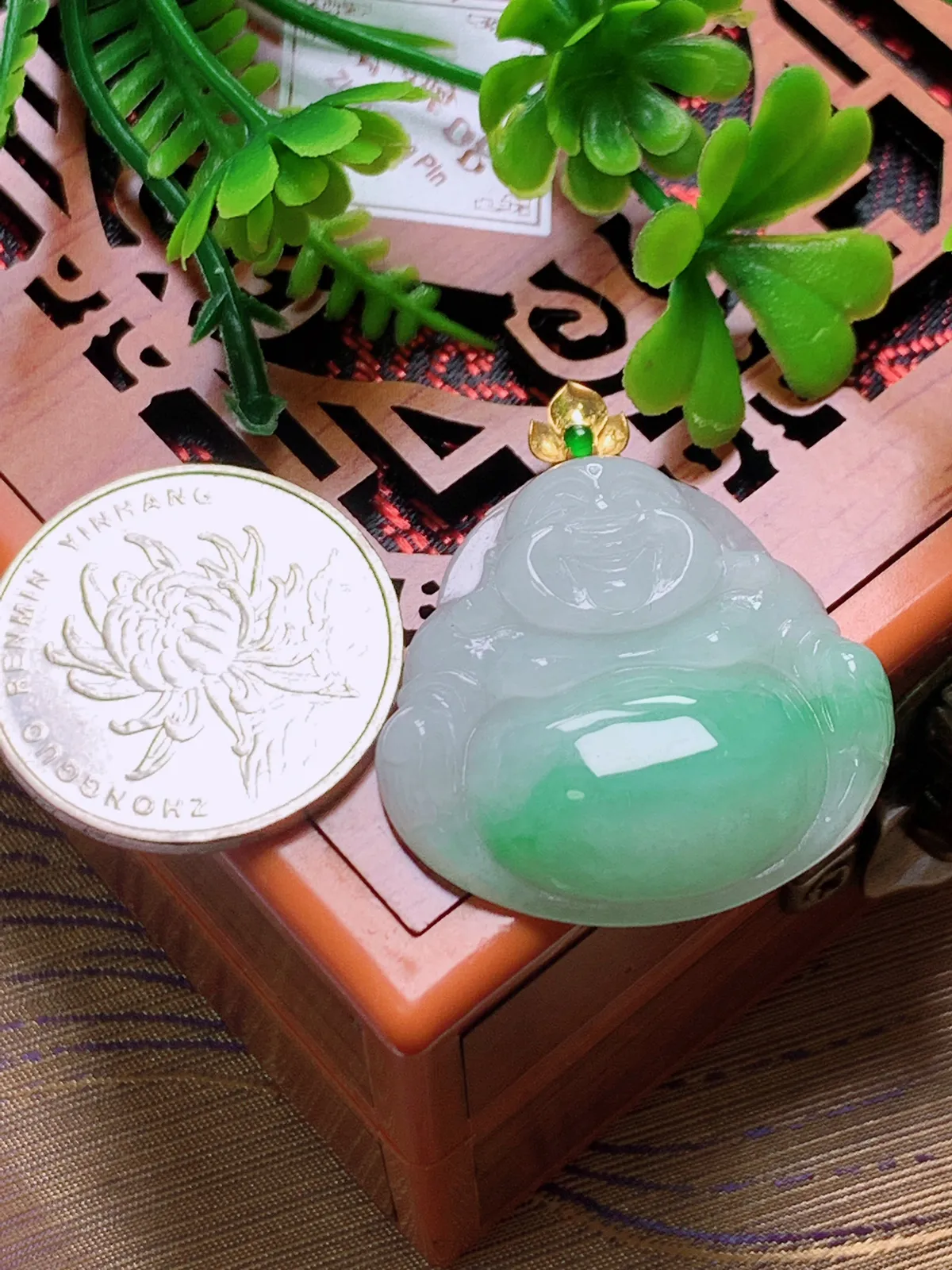 精品推荐，缅甸天然A货翡翠，18K金扣镶嵌飘绿佛公吊坠，种水好，颜色鲜艳，玉质水润细腻，工艺精湛，佩戴效果更佳。