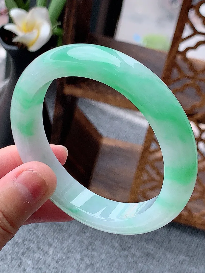 a货翡翠老坑飘绿正装正圈手镯56-57圈口 尺寸56.5×12×8.8mm 重量65.16g 0613