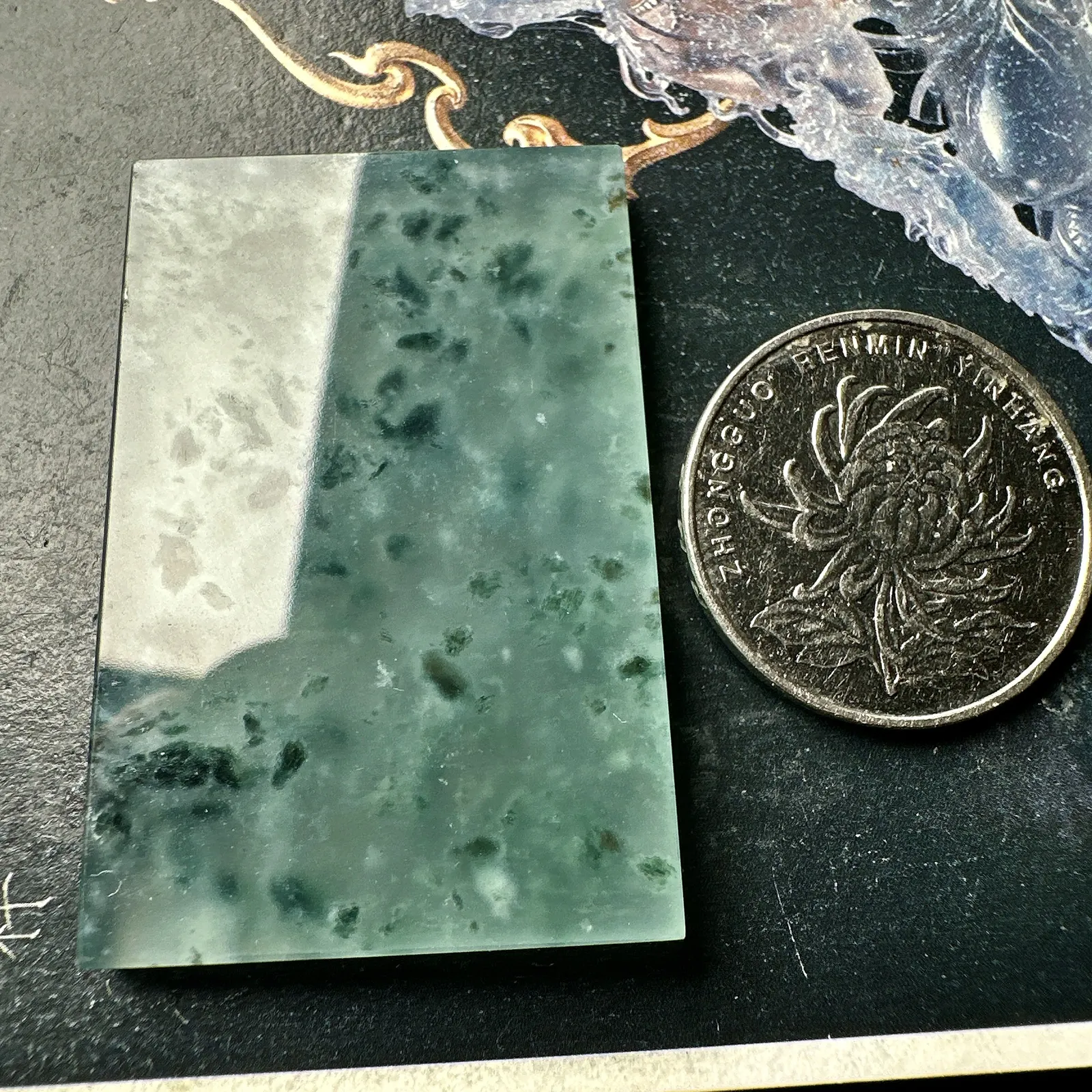 【冰种飘花无事牌】质地细腻，冰度很足，种相当老，通透纯净，起光，意境感强烈