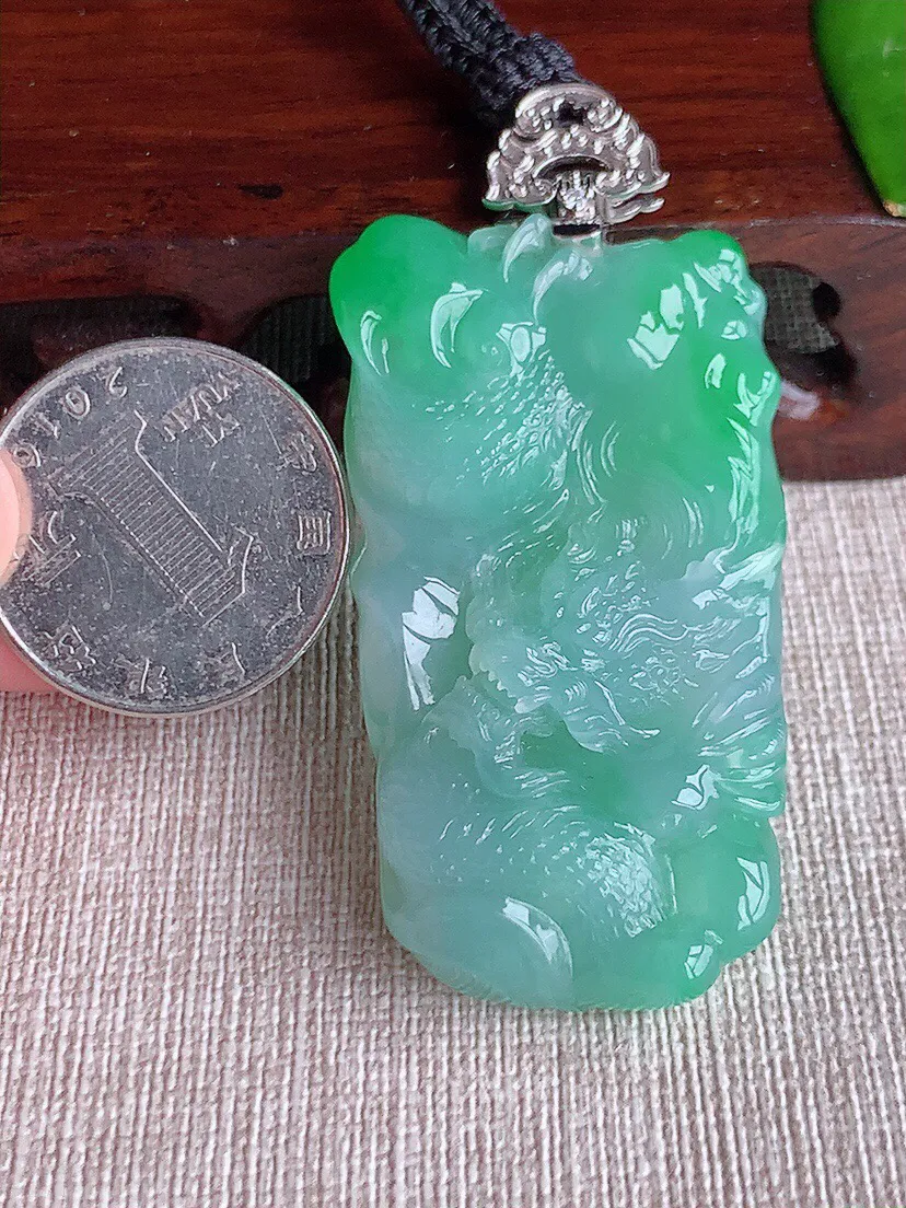 a货翡翠老坑冰种18K金镶嵌飘绿龙牌吊坠 尺寸51×27.4×11mm 重量38.80g 0614