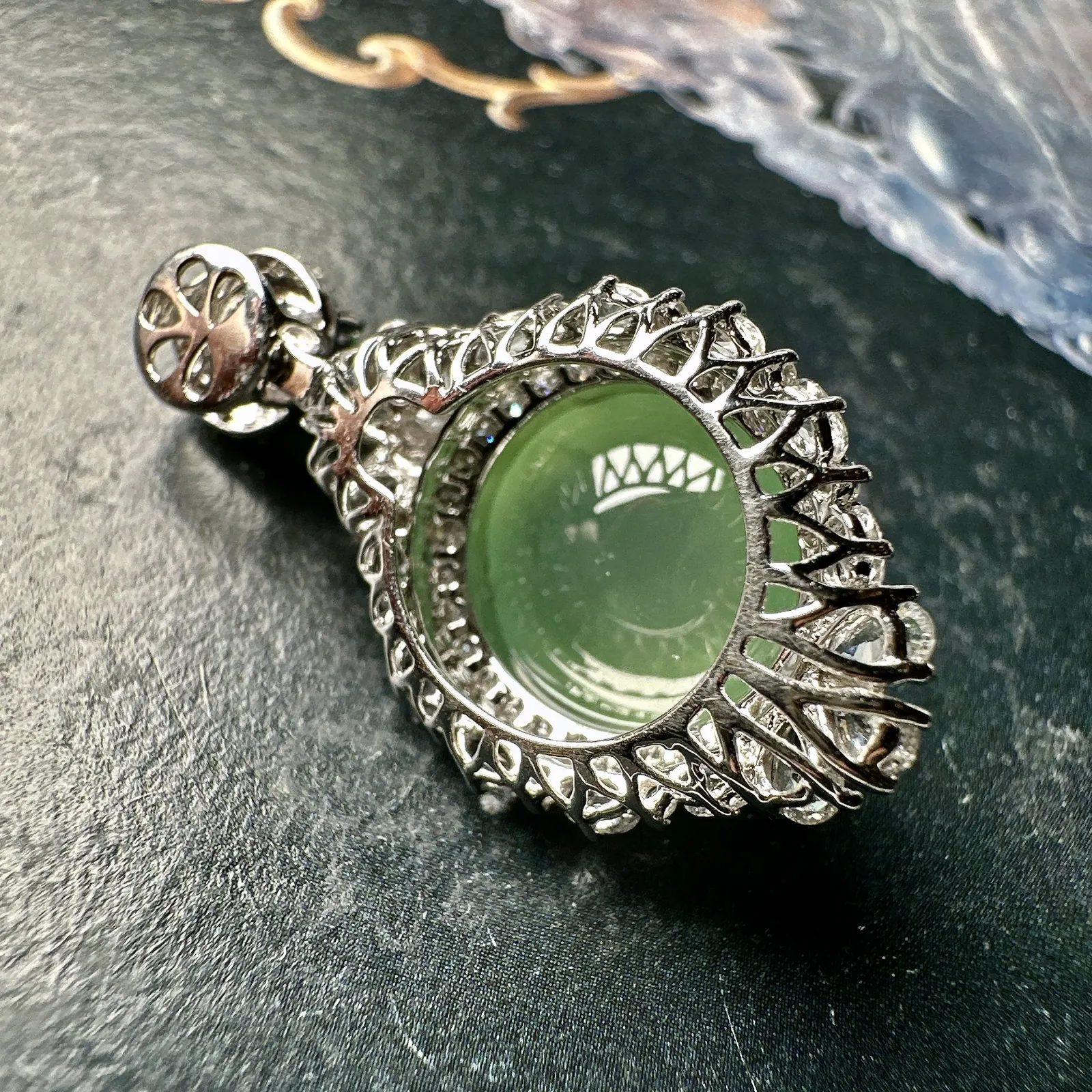 【冰种晴绿底蛋面】珍藏品，晶莹剔透，起强荧光，冰润动人。18k金钻镶嵌，裸石尺寸11.9*11.1*6.3毫米