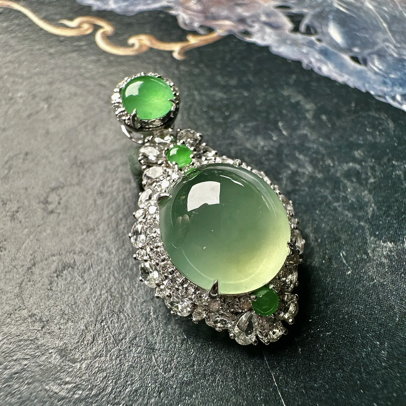 【冰种晴绿底蛋面】珍藏品，晶莹剔透，起强荧光，冰润动人。18k金钻镶嵌，裸石尺寸11.9*11.1*6.3毫米
