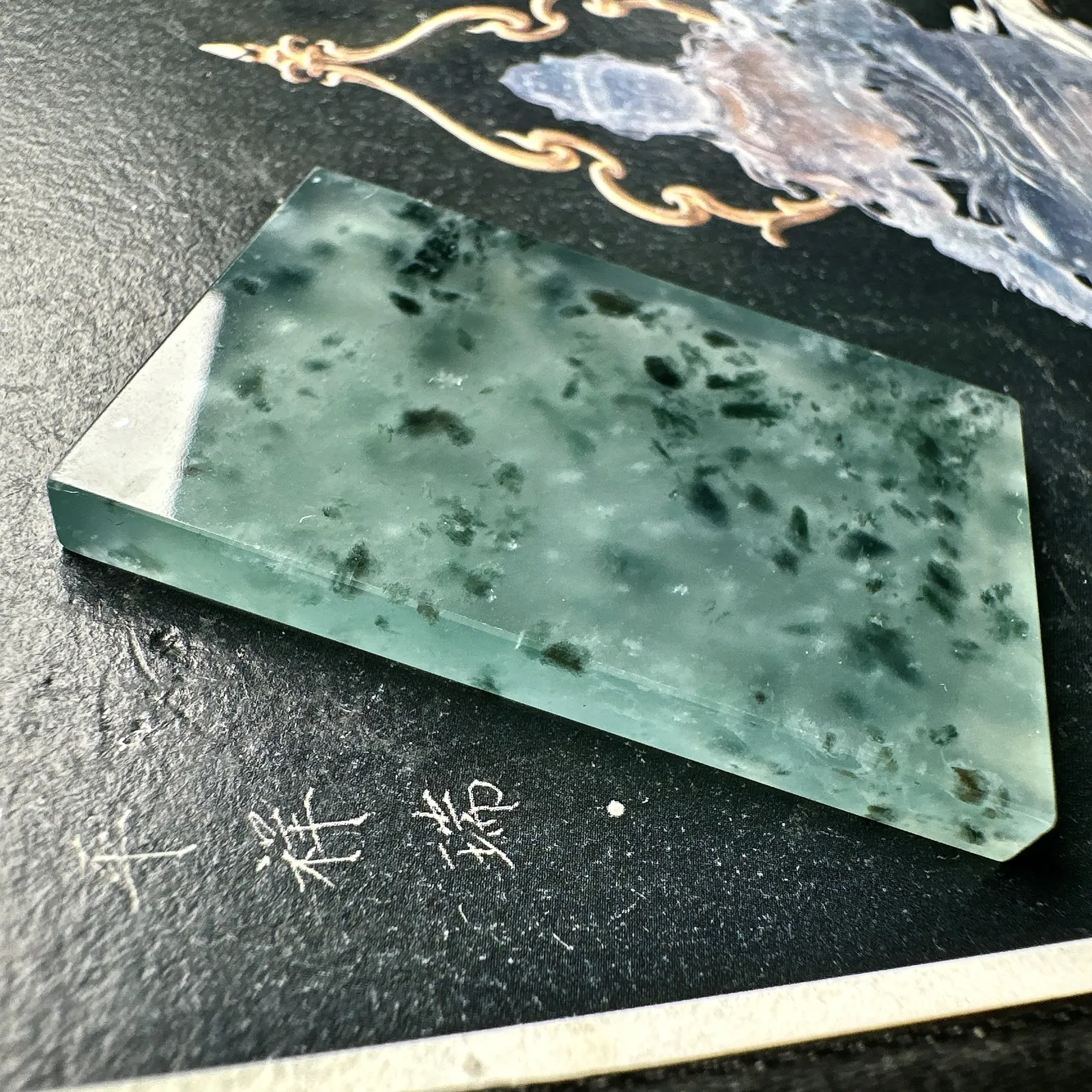 【冰种飘花无事牌】质地细腻，冰度很足，种相当老，通透纯净，起光，意境感强烈