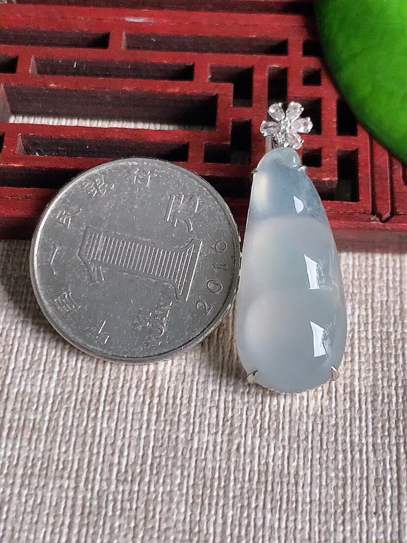 a货翡翠老坑冰种18K金伴钻镶嵌白月光四季豆福豆平安豆吊坠 尺寸34.4×28.2×12×7mm 重量4.30g 0614