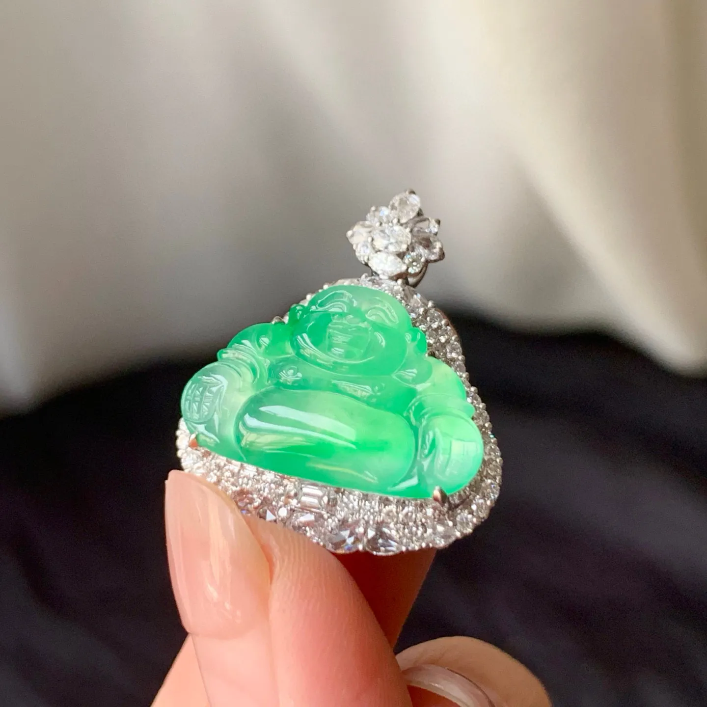 冰种阳绿坐佛
真金镶嵌，笑口常开
