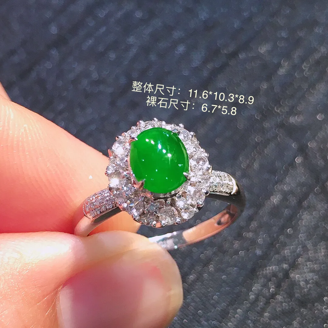 阳绿蛋面戒指，色泽均匀艳丽，玉质细腻，荧光感超
强，饱满圆润，气质满满。18k
金豪华镶嵌