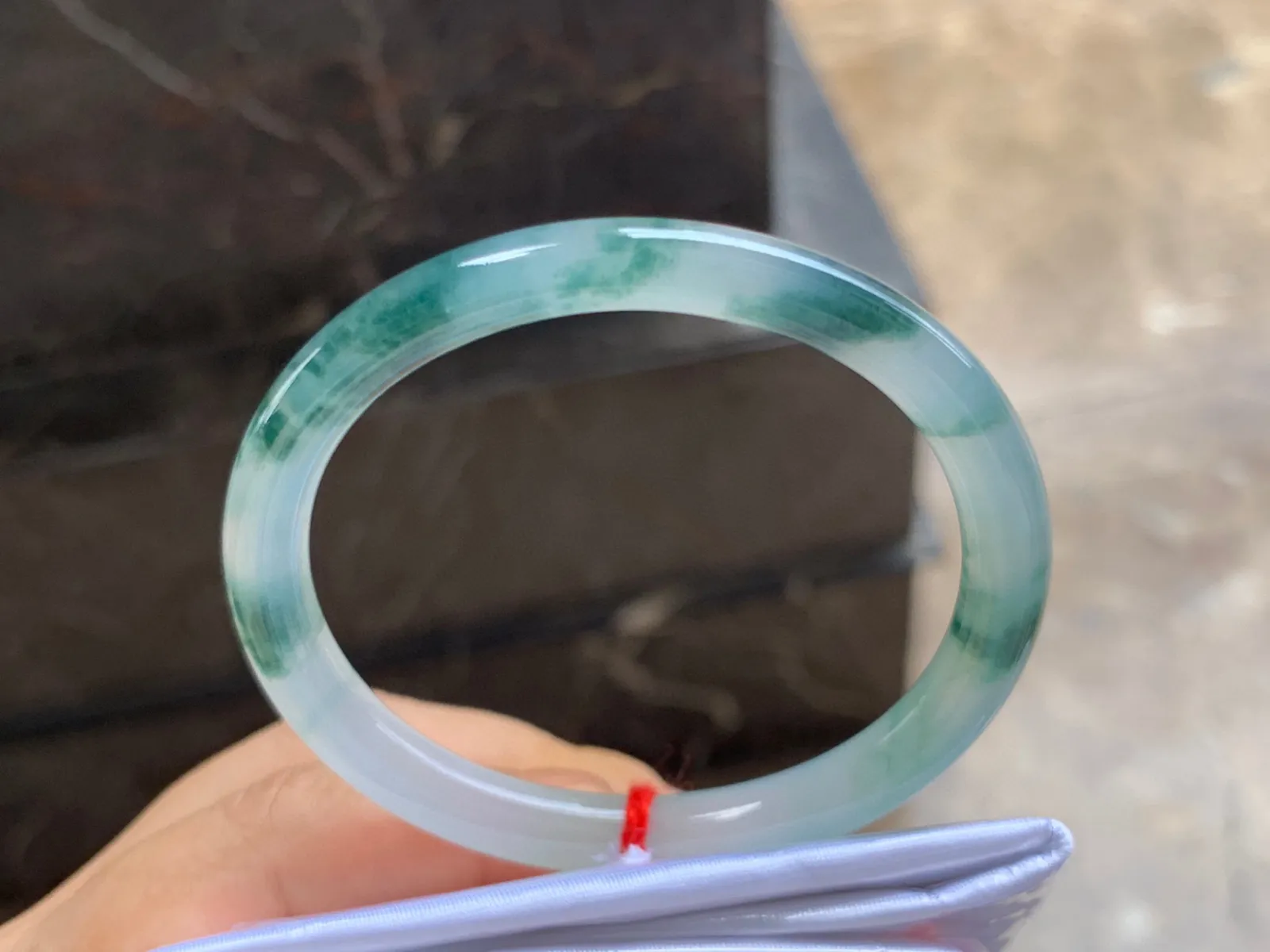 54-6.5mm
冰种飘花圆条贵妃手镯 冰透水润 精美灵动
