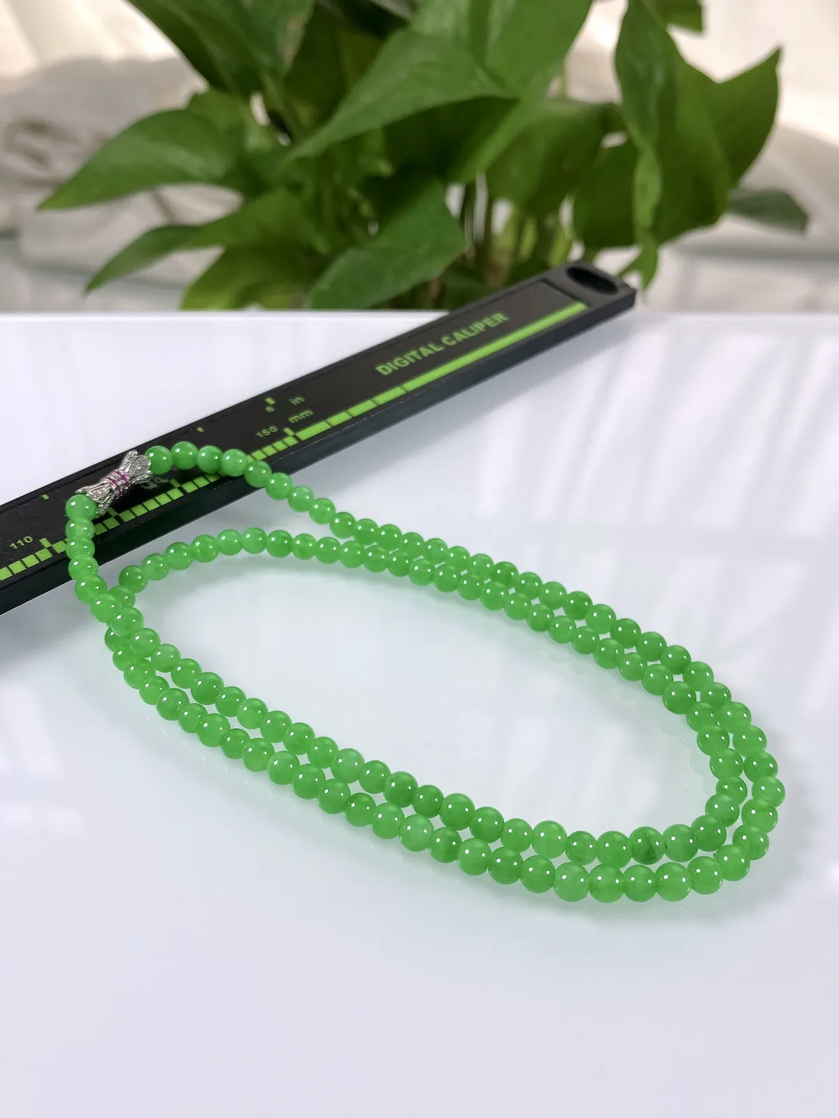 收藏级别，缅甸天然翡翠A货，18K金扣头镶嵌卡4冰种起胶满绿正阳绿小米珠小圆珠锁骨项链，尺寸：4mm/116颗，长度420mm，重量：11.48g