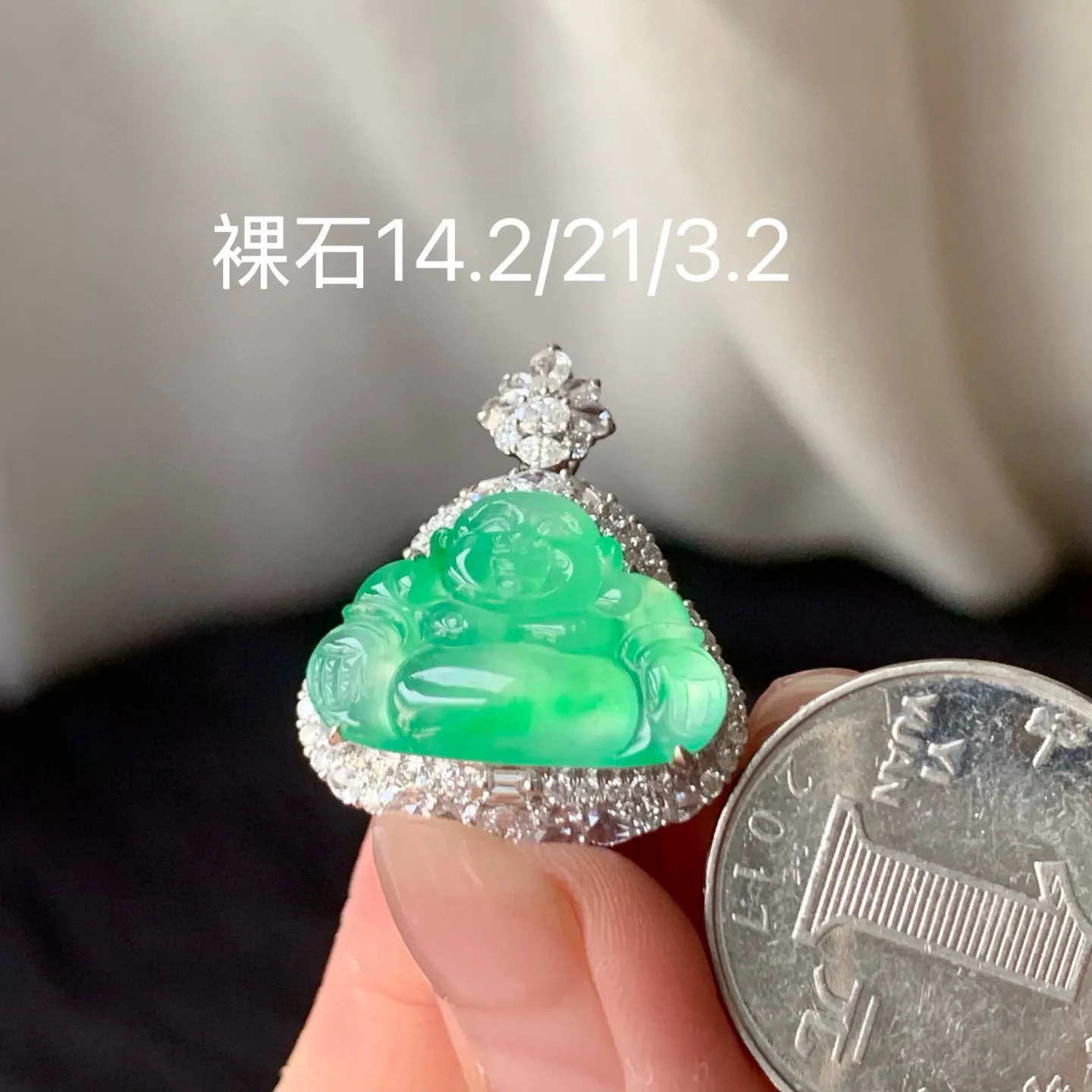 冰种阳绿坐佛
真金镶嵌，笑口常开