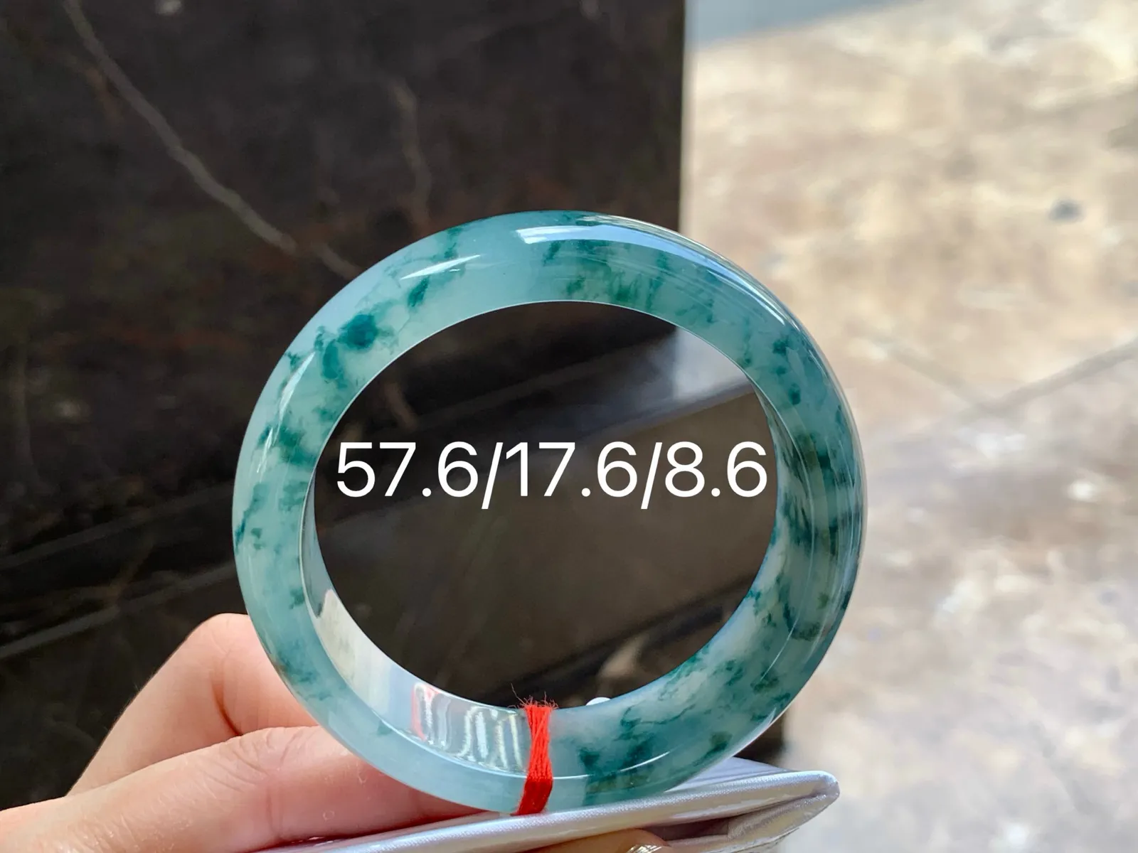 冰宽版飘花手镯
清爽57.6/17.6/8.6mm
