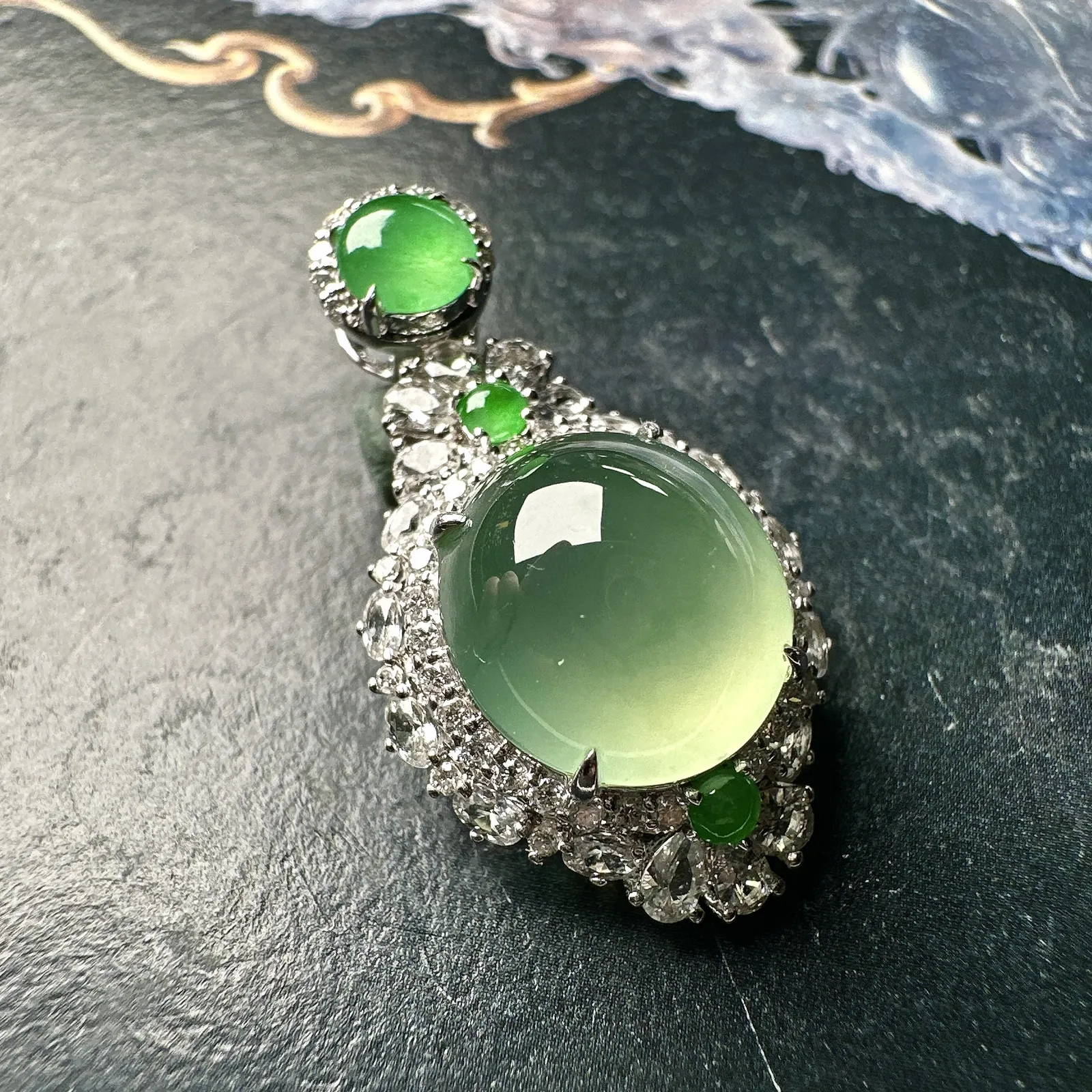 【冰种晴绿底蛋面】珍藏品，晶莹剔透，起强荧光，冰润动人。18k金钻镶嵌，裸石尺寸11.9*11.1*