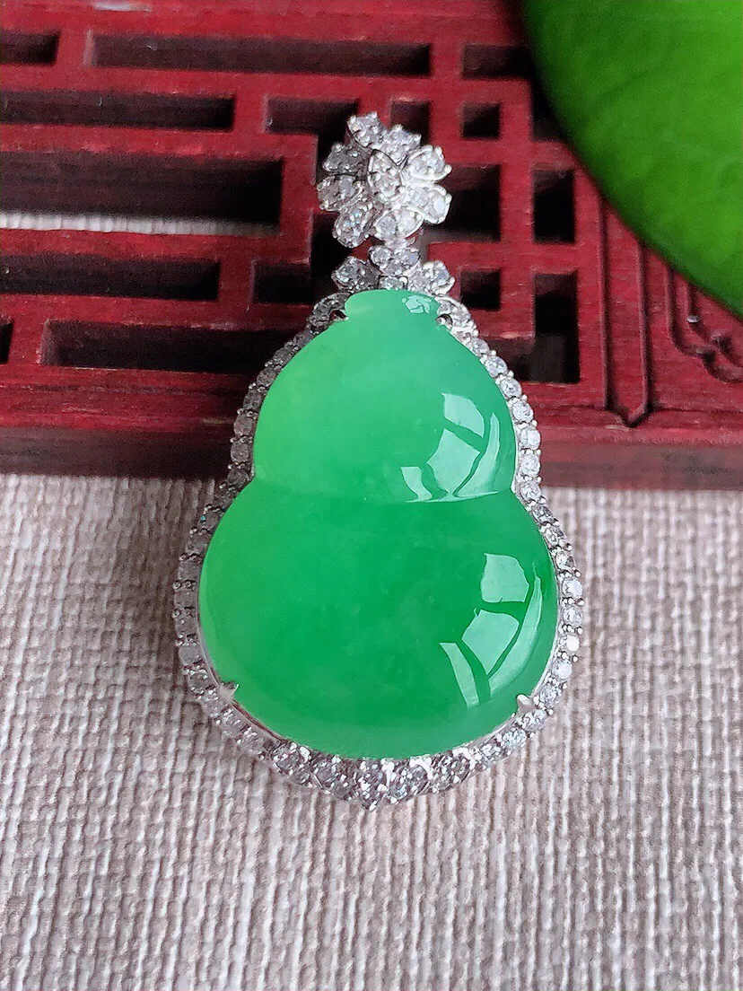 a货翡翠老坑冰种18K金伴钻镶嵌阳绿葫芦吊坠 尺寸37.2×21×11.5裸石23.5×17.7mm