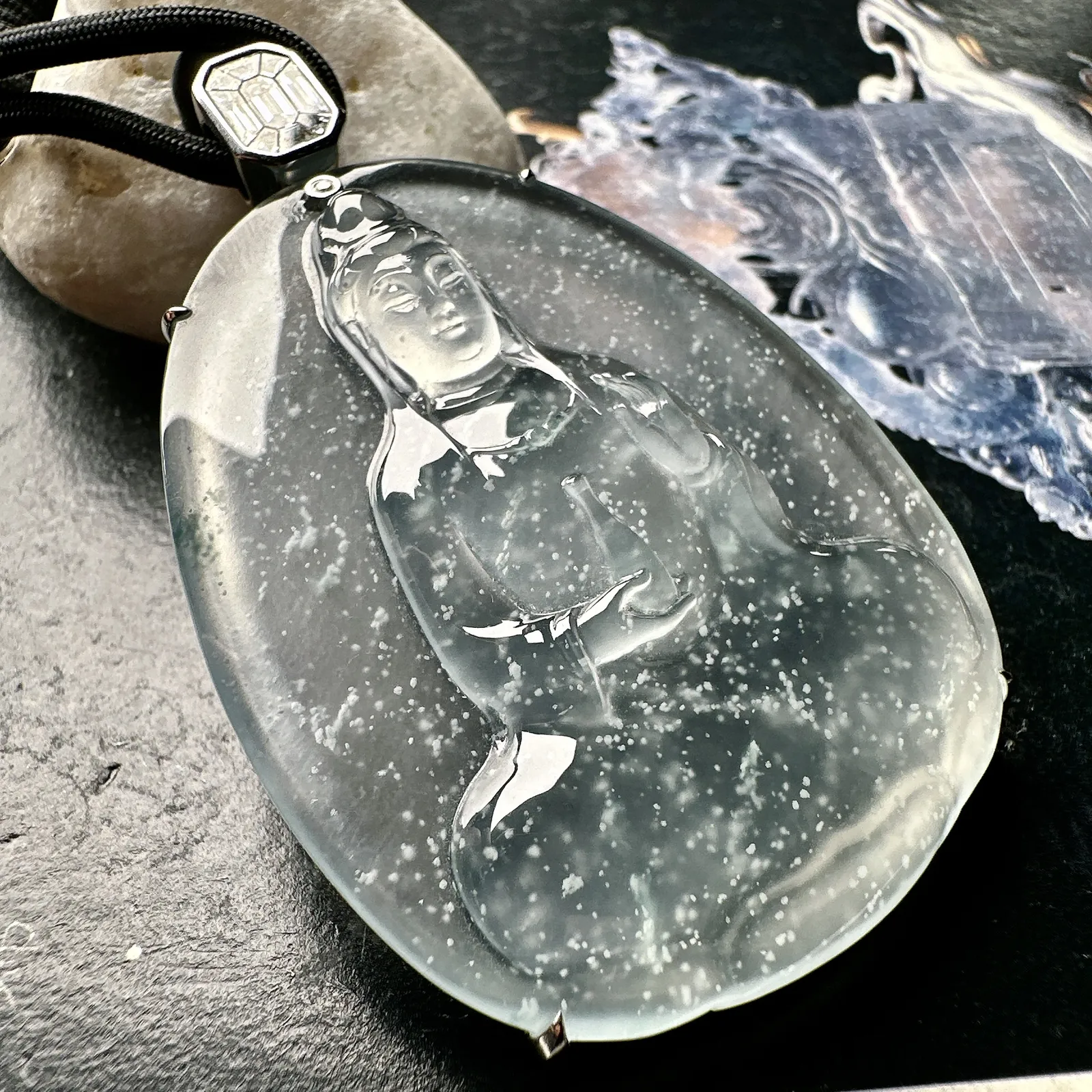 【玻璃种素衣观音】老坑木那雪花棉，质地细腻，通透度上佳，冰感十足，适合佩戴。18k金钻镶嵌，裸石尺寸51.4*38.9*5.2毫米
