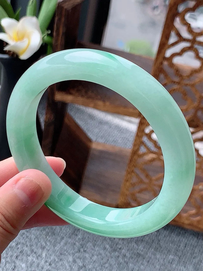 a货翡翠老坑飘绿厚装正装正圈手镯62-63大圈口 尺寸62.5×12×9.8mm 重量81.80g 0613