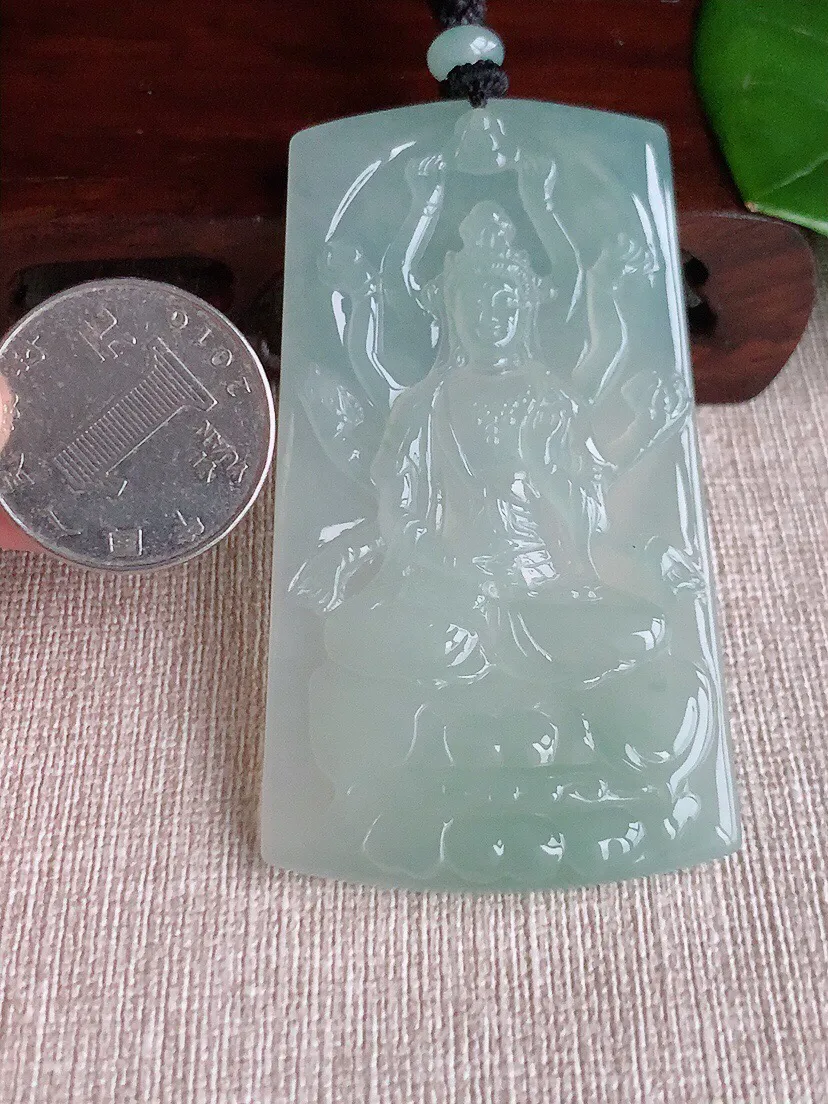 a货翡翠老坑冰种晴水千手观音吊坠 尺寸69.4×38.2×5.4mm 重量40.00g 0614