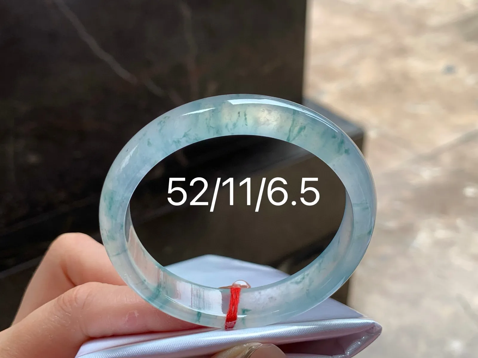 冰种飘花手镯
种老52/11/6.5mm