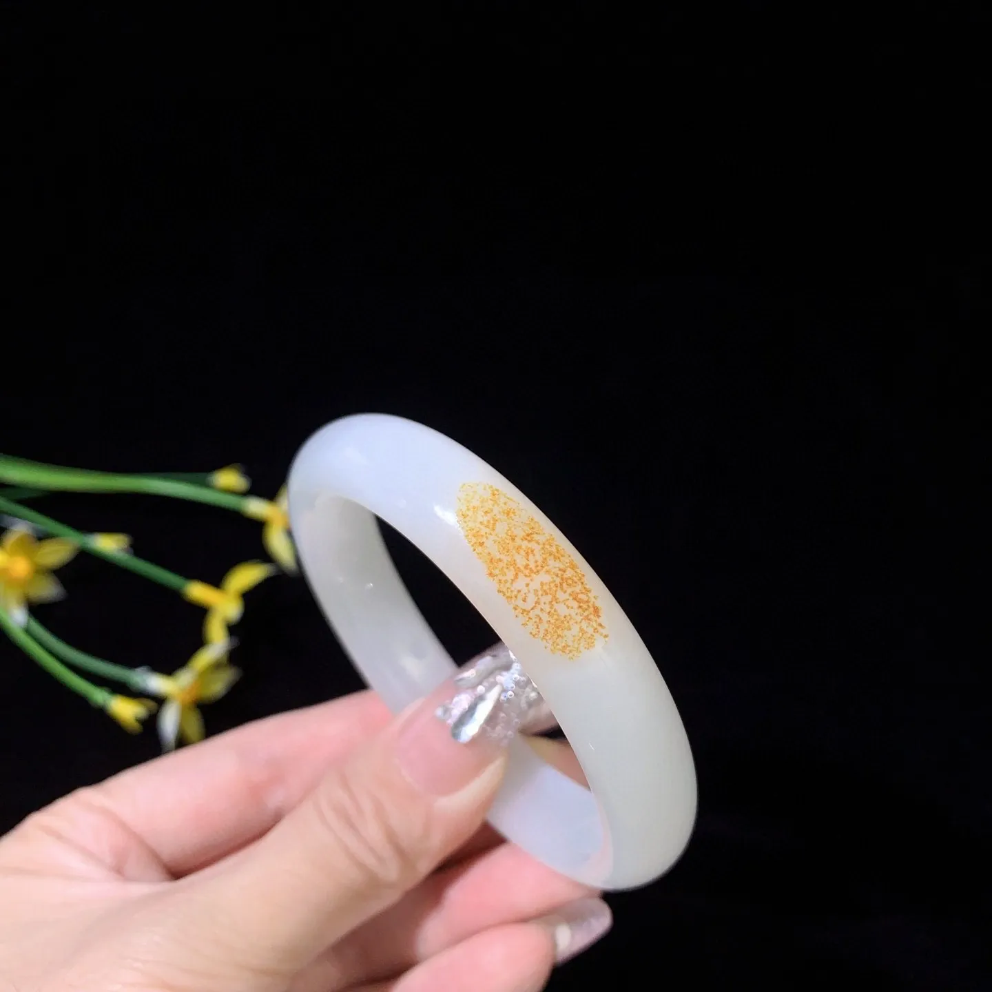 和田玉53.6圈口白玉手镯！枣红皮，圈口53.6宽12.5玉质细腻油润 底色纯净 无裂无杂 脂粉好，品质好！