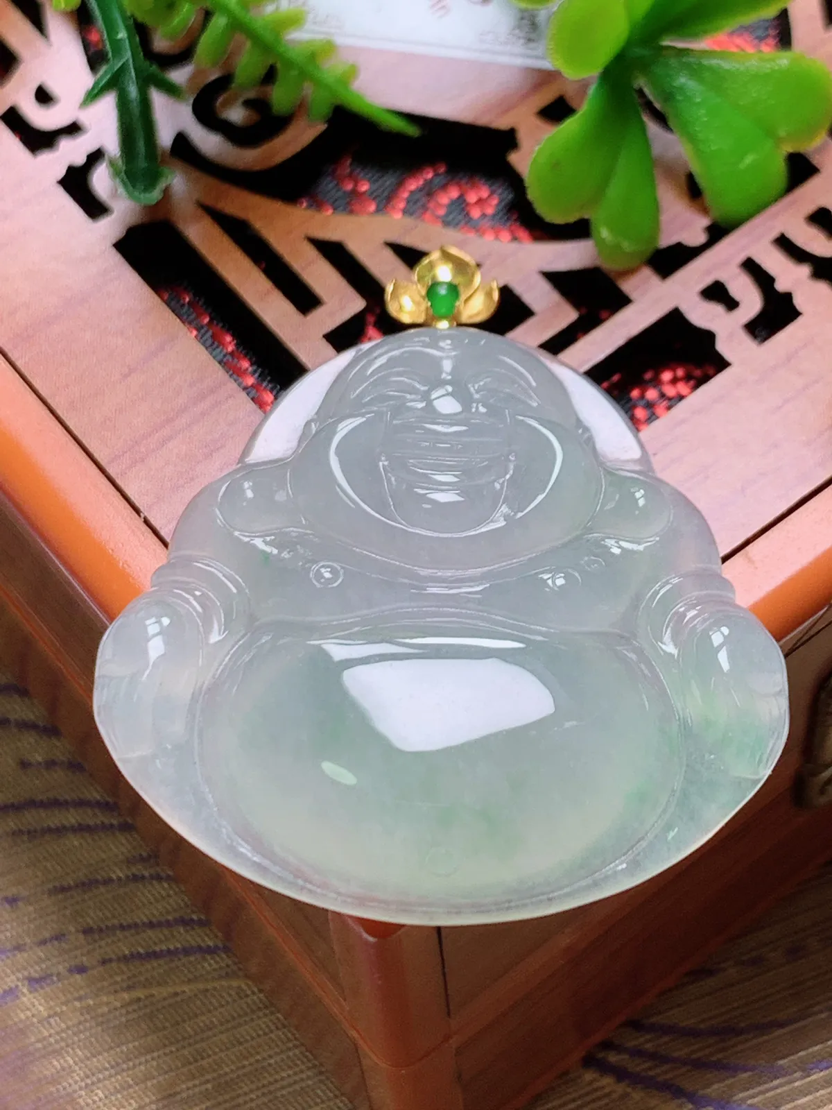 精品推荐，缅甸天然A货翡翠，18K金扣镶嵌冰种飘绿佛公吊坠，种水好，颜色鲜艳，玉质水润细腻，工艺精湛，佩戴效果更佳。