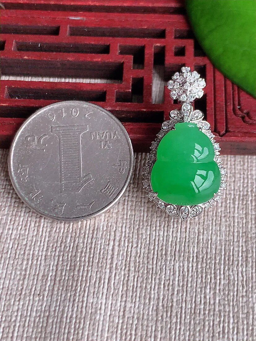 a货翡翠老坑冰种18K金伴钻镶嵌阳绿葫芦吊坠 尺寸29.8×16×12.2裸石15.2×12.8mm 重量6.12g 0614