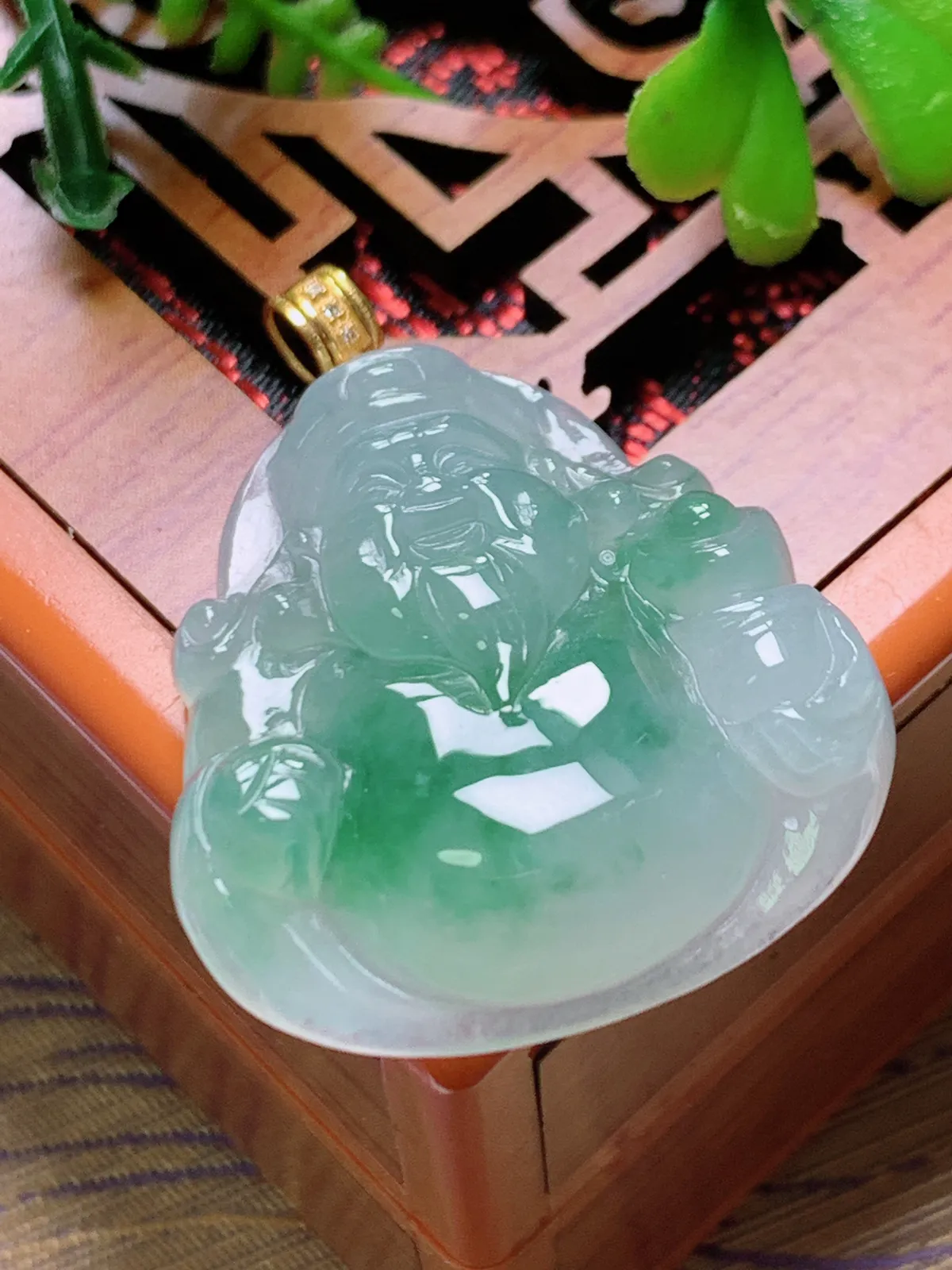 精品推荐，缅甸天然A货翡翠，18K金扣镶嵌冰种飘花财神爷吊坠，种水好，颜色鲜艳，玉质水润细腻，工艺精