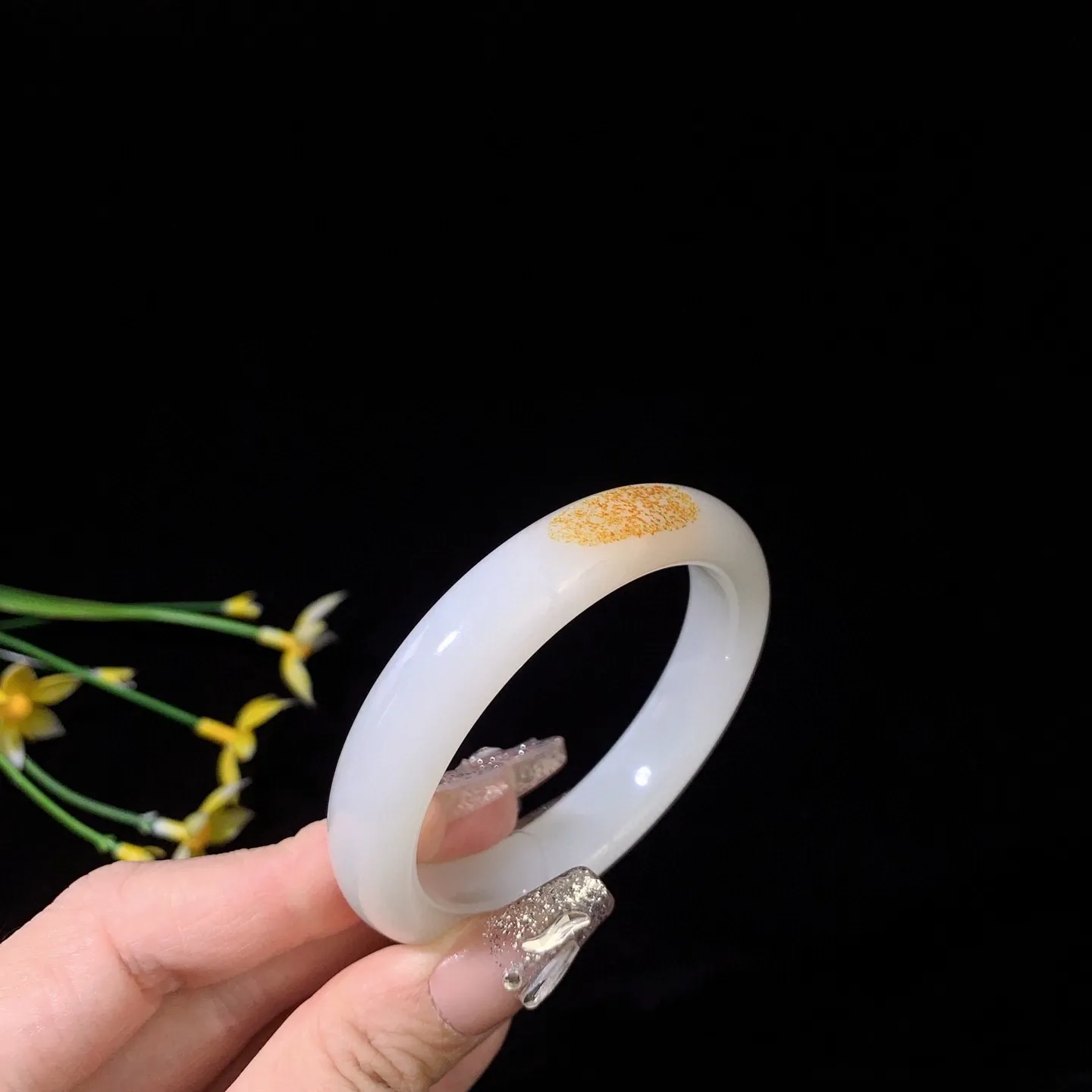 和田玉53.6圈口白玉手镯！枣红皮，圈口53.6宽12.5玉质细腻油润 底色纯净 无裂无杂 脂粉好，品质好！