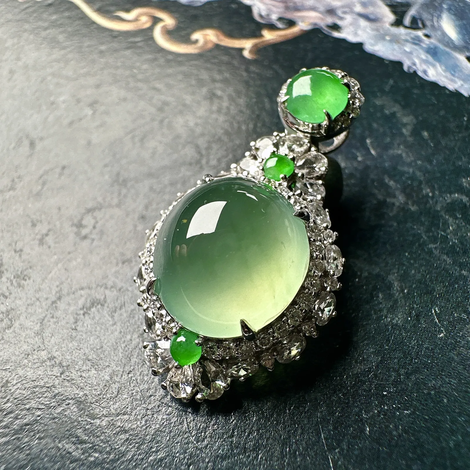 【冰种晴绿底蛋面】珍藏品，晶莹剔透，起强荧光，冰润动人。18k金钻镶嵌，裸石尺寸11.9*11.1*6.3毫米