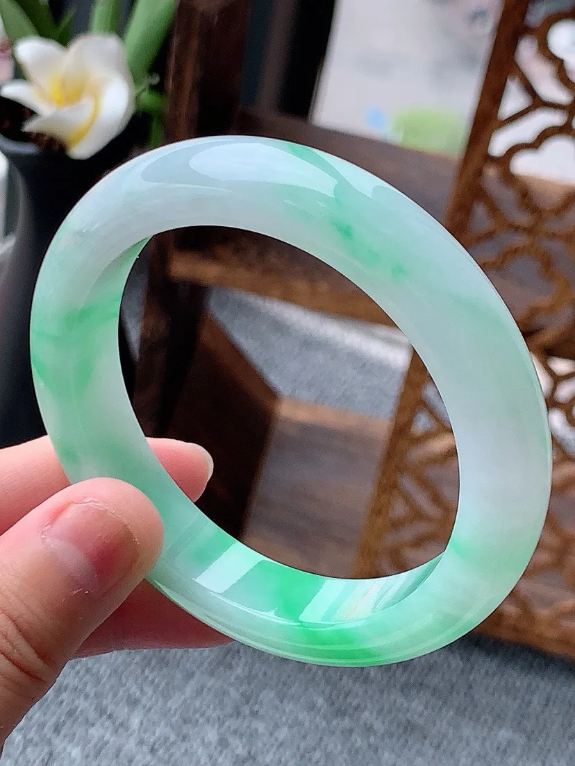 a货翡翠老坑飘绿正装正圈手镯56-57圈口 尺寸56.5×12×8.8mm 重量65.16g 0613