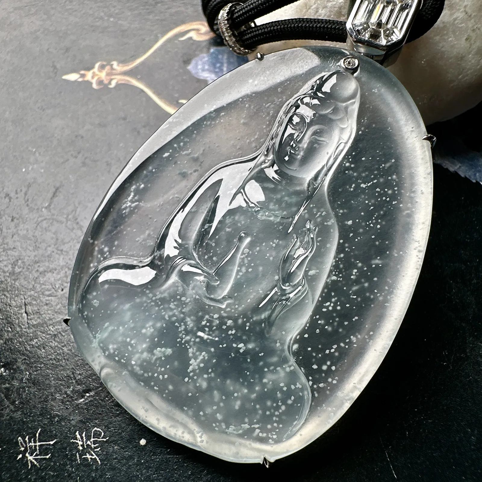 【玻璃种素衣观音】老坑木那雪花棉，质地细腻，通透度上佳，冰感十足，适合佩戴。18k金钻镶嵌，裸石尺寸51.4*38.9*5.2毫米