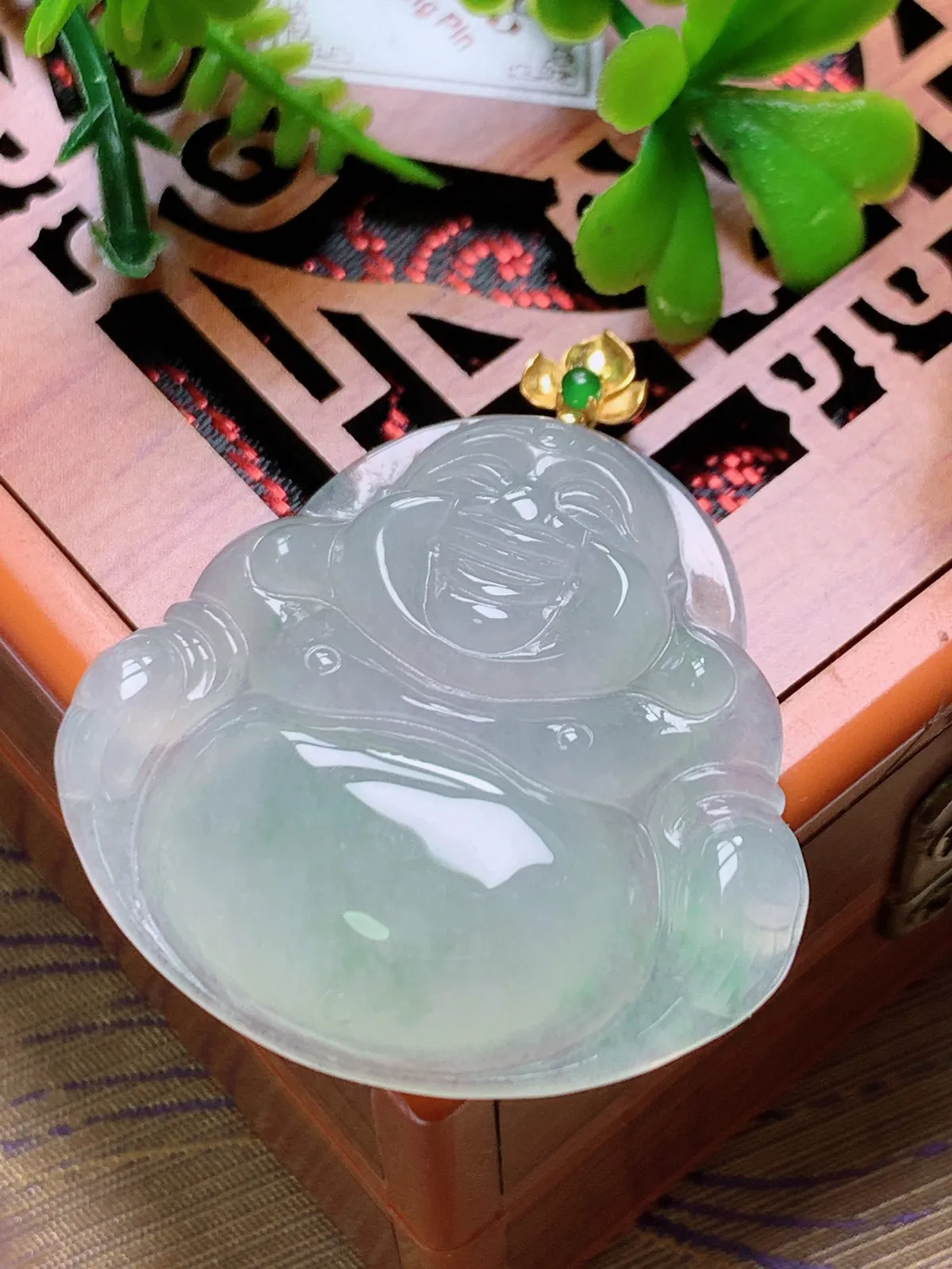精品推荐，缅甸天然A货翡翠，18K金扣镶嵌冰种飘绿佛公吊坠，种水好，颜色鲜艳，玉质水润细腻，工艺精湛，佩戴效果更佳。