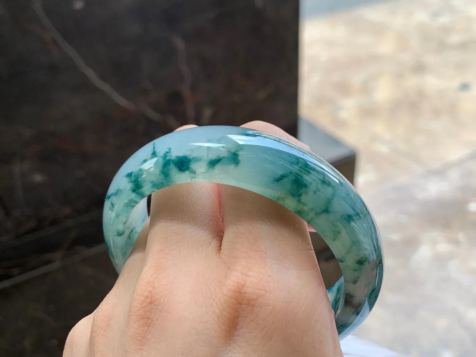 冰宽版飘花手镯
清爽57.6/17.6/8.6mm
